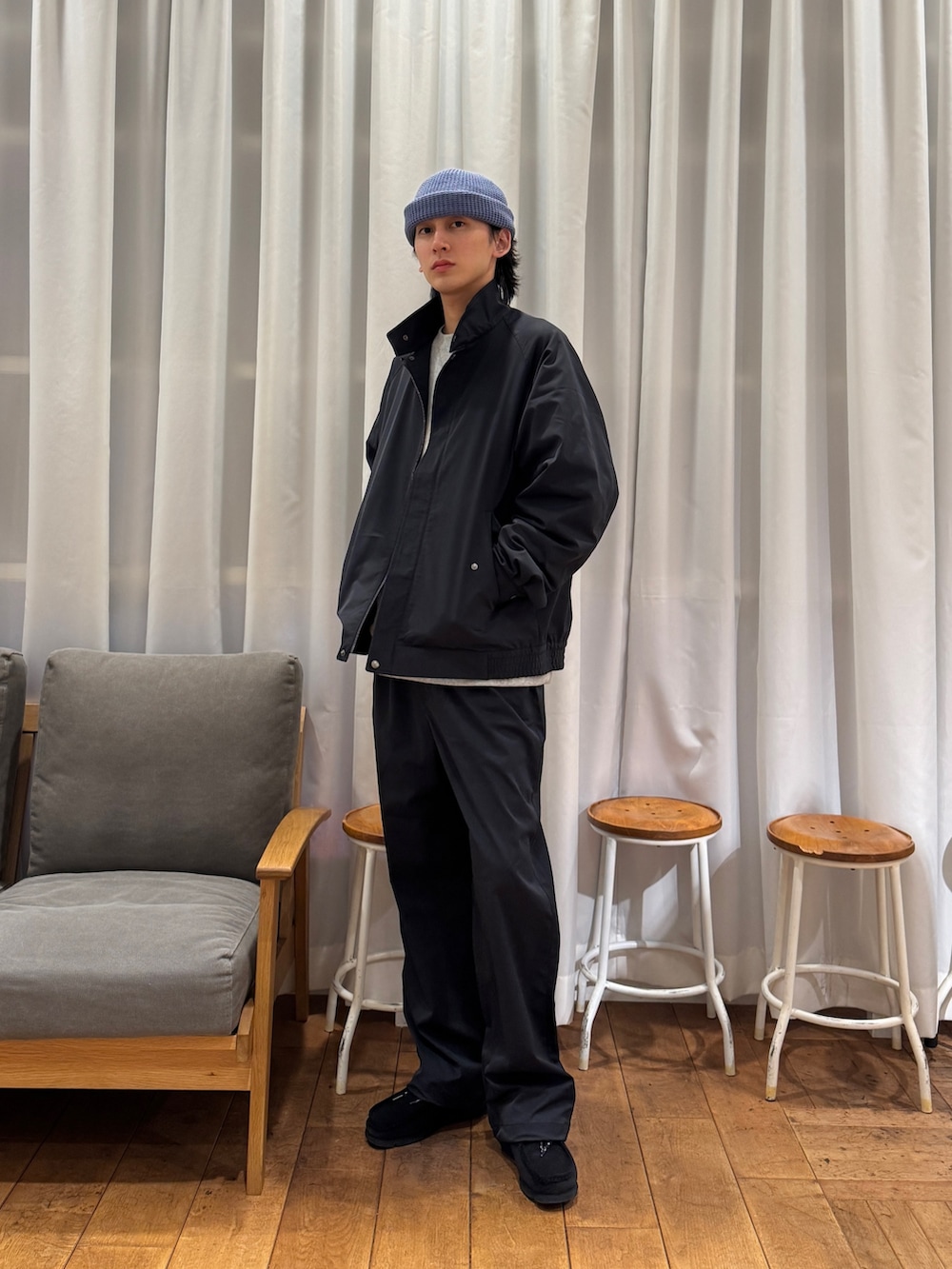 ブルー系のブルゾン、ブラック系のその他パンツ、グレー系のスウェットを着用したメンズの冬コーディネートの5枚目の写真