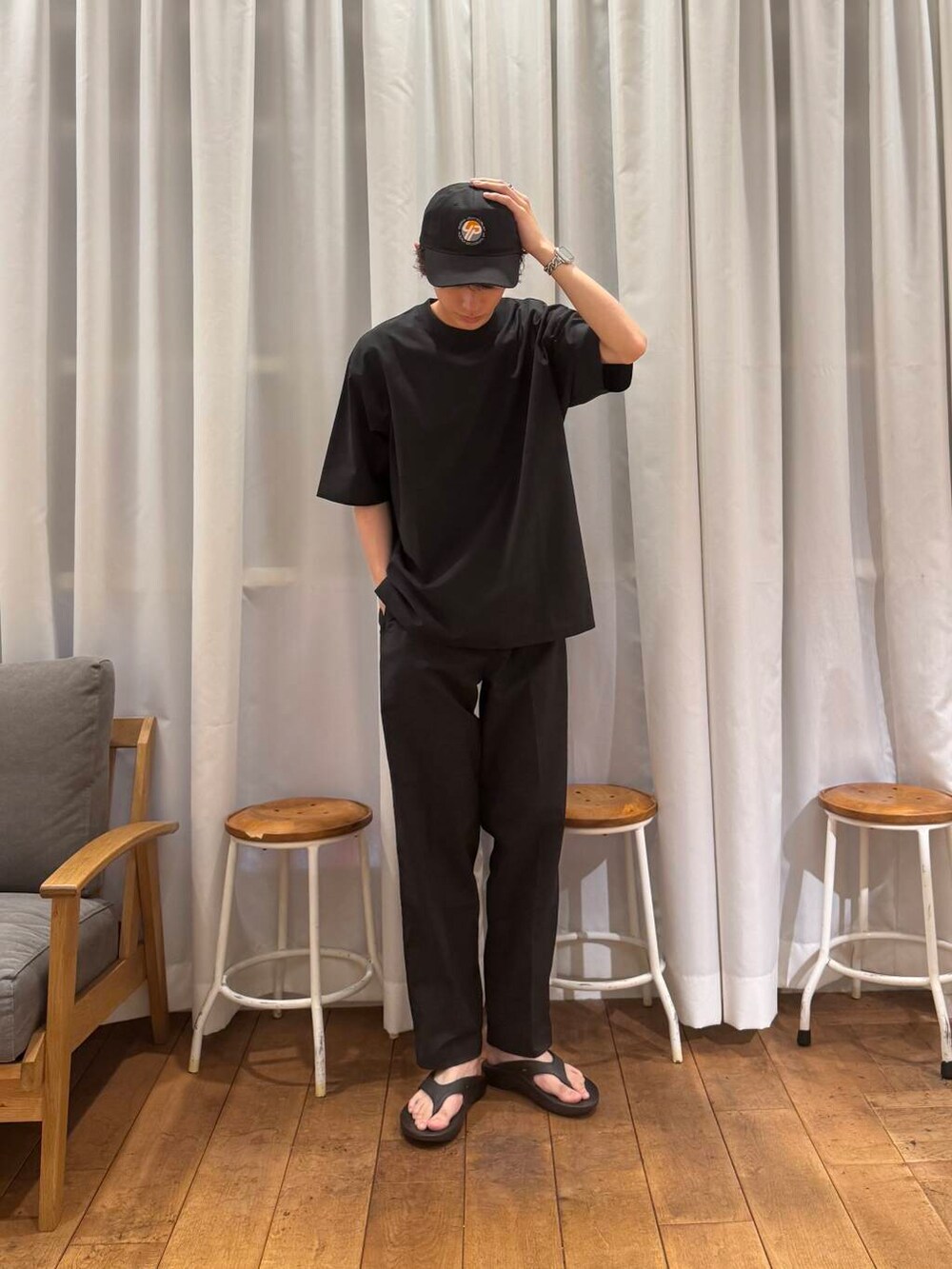 ブラック系のサンダル、ブラック系のTシャツ/カットソー、ブラック系のその他パンツを着用したメンズの夏コーディネートの2枚目の写真