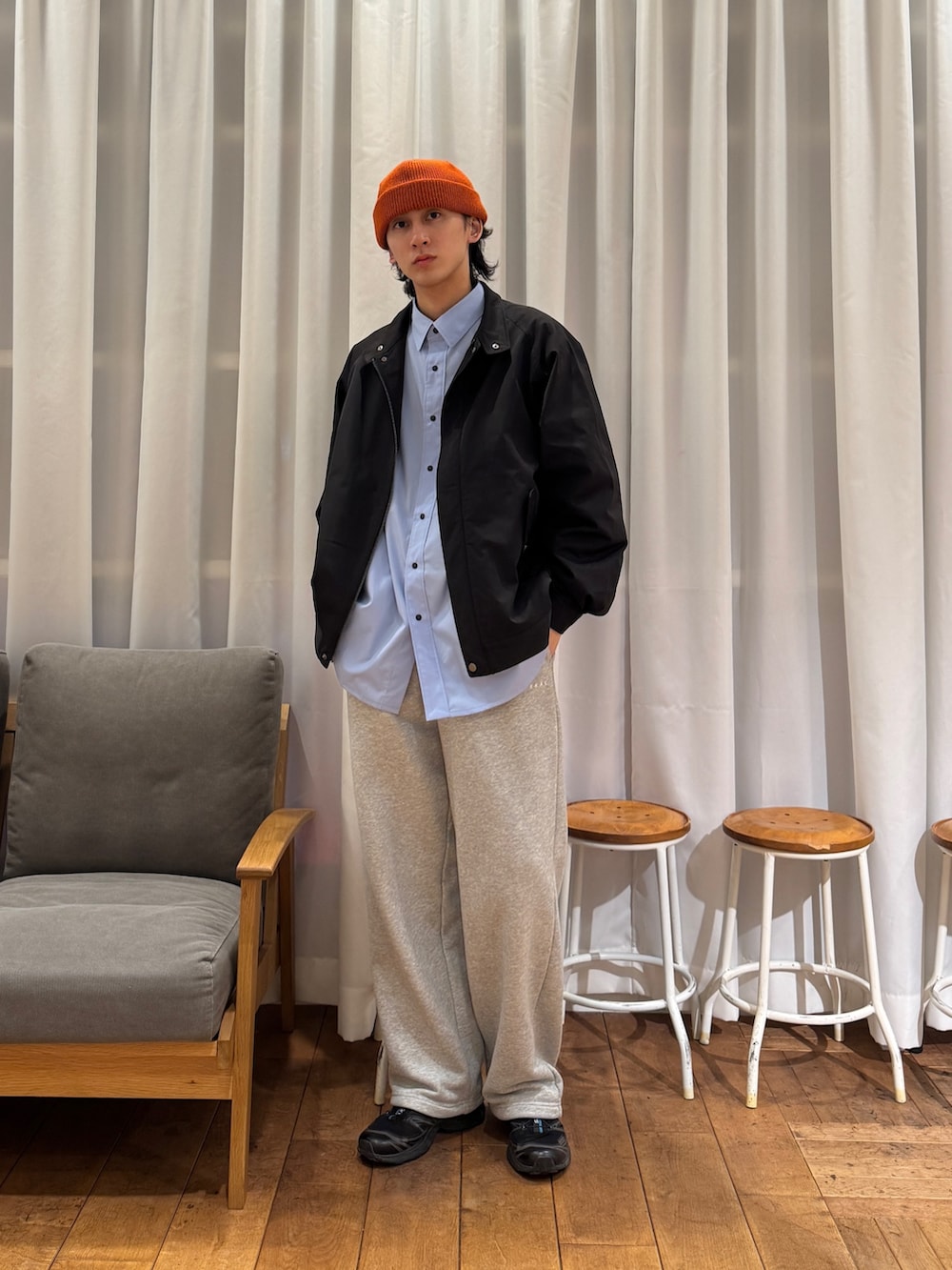 ブラック系のブルゾン、ブルー系のシャツ/ブラウス、グレー系のその他パンツを着用したメンズの冬コーディネートの3枚目の写真