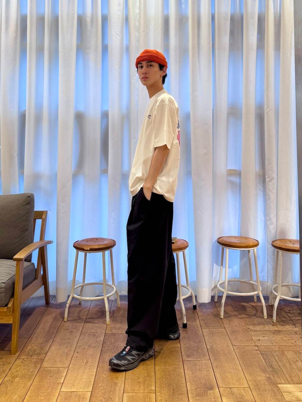 「urbanresearchdoors、ビーニー、アーバンリサーチドアーズ、newarrival、doors、EKAL、salomon、メンズスニーカー、tgf、暮らしを楽しむ」｜「URBAN RESEARCH DOORSのSSロールワッチ（ニットキャップ/ビーニー、オレンジ系）」を使った、Imuさん（メンズ・177cm）の春コーディネートの3枚目の写真