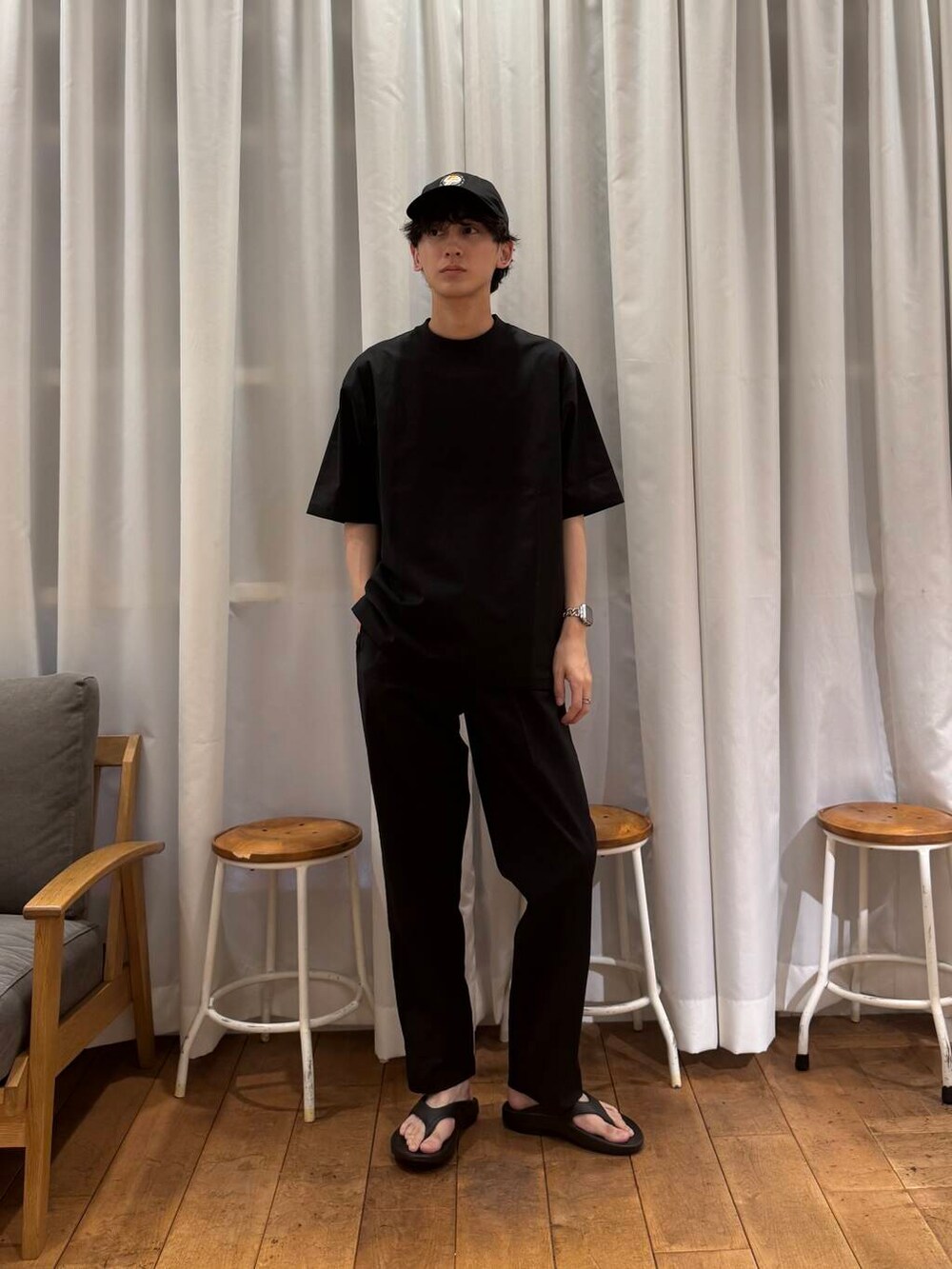 ブラック系のサンダル、ブラック系のTシャツ/カットソー、ブラック系のその他パンツを着用したメンズの夏コーディネートの4枚目の写真