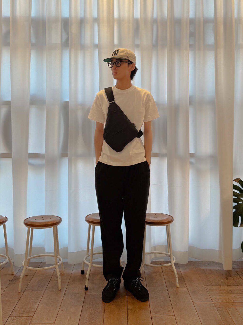 ブラック系のブーツ、ブラック系のショルダーバッグ、ブラック系のその他パンツを着用したメンズの夏コーディネートの2枚目の写真