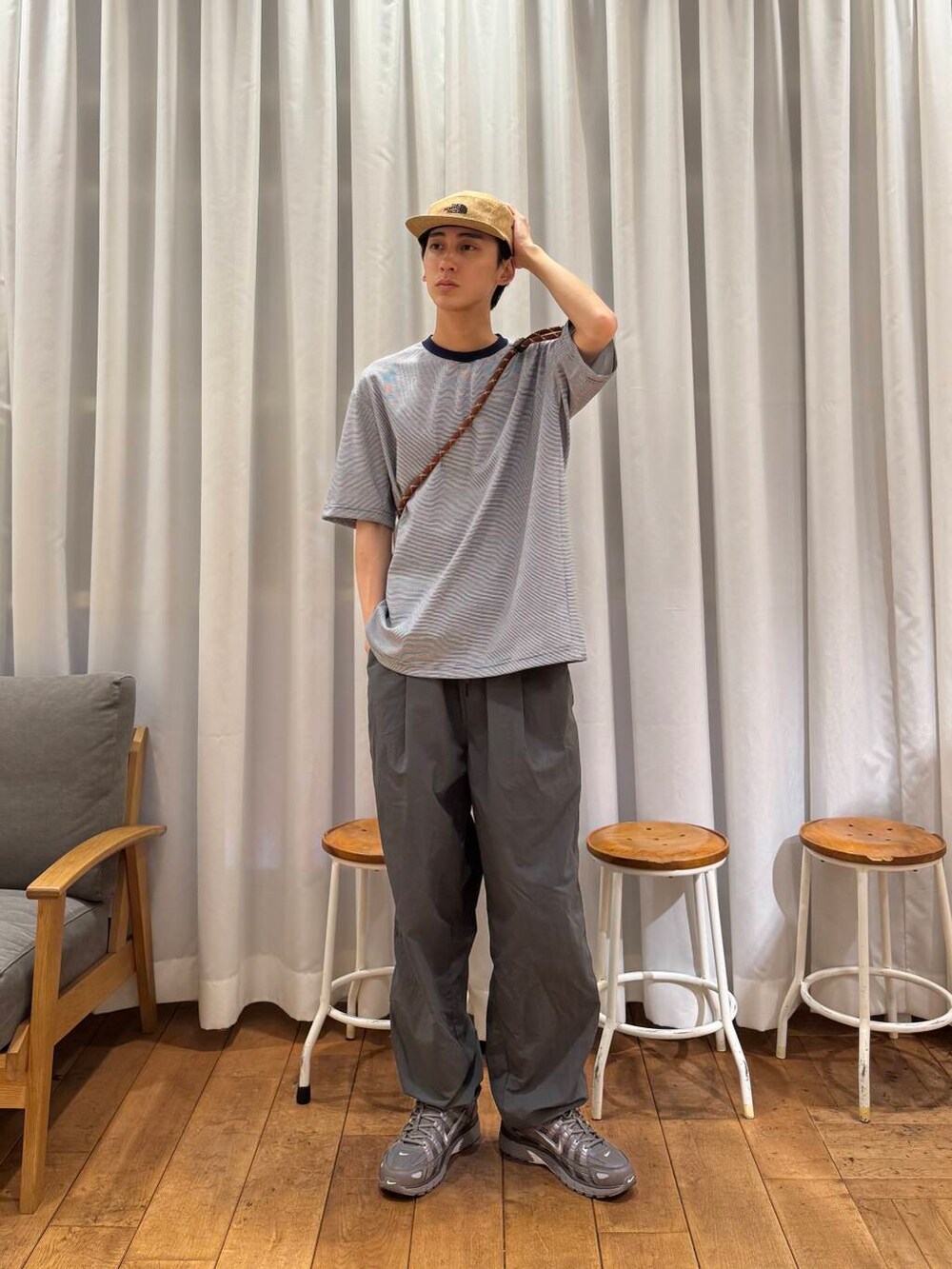 「カジュアル、urbanresearchdoors、Patagonia、NANGA、NIKE、アーバンリサーチドアーズ、newarrival、doors、EKAL、tinygardenfestival、最旬スニーカーコーデ、初夏のお出掛けコーデ、tgf、暮らしを楽しむ」｜「EKALの『UR TECH』『撥水/UVカット』ナイロンタッサートラウザー（その他パンツ、グレー系）」を使った、Imuさん（メンズ・177cm）の春コーディネートの4枚目の写真
