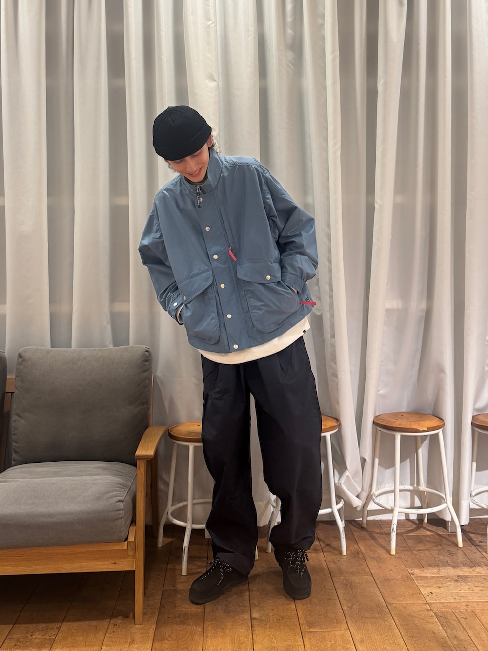 ブラック系のブーツ、ホワイト系のTシャツ/カットソー、ブルー系のその他パンツを着用したメンズの冬コーディネートの2枚目の写真