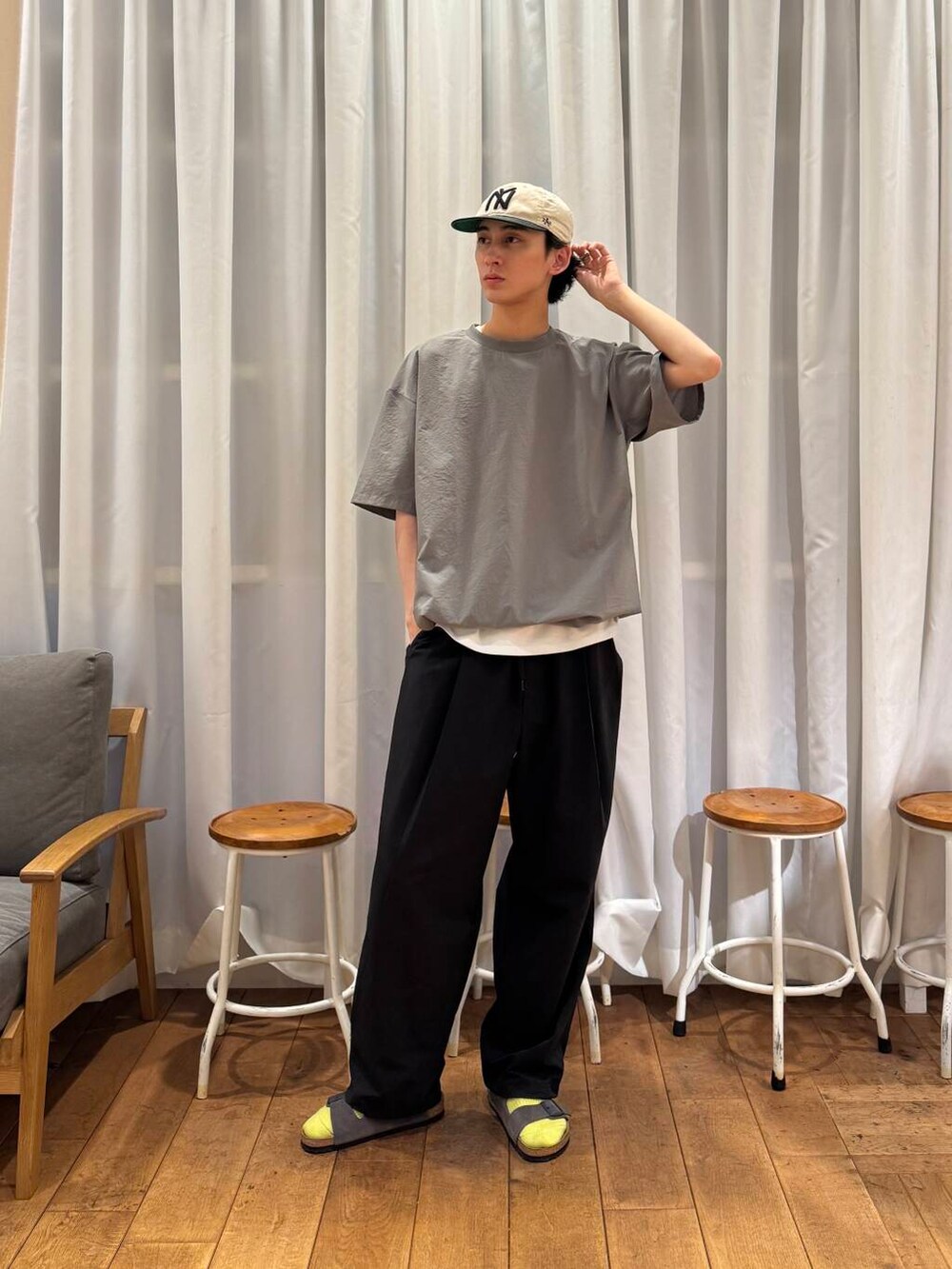 ホワイト系のタンクトップ、ブラック系のその他パンツ、グレー系のTシャツ/カットソーを着用したメンズの夏コーディネートの3枚目の写真