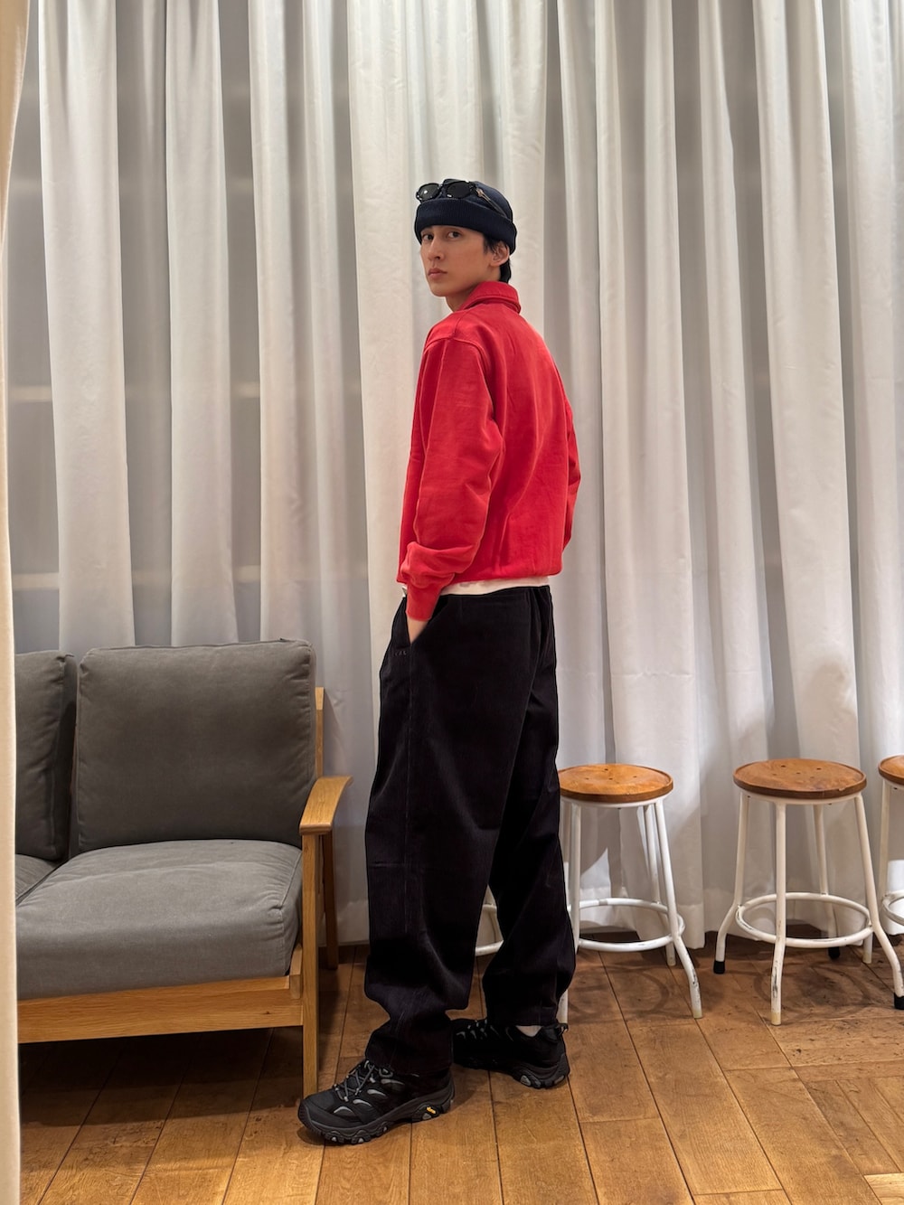 レッド系のスウェット、ホワイト系のTシャツ/カットソー、グレー系のその他パンツを着用したメンズの秋コーディネートの4枚目の写真