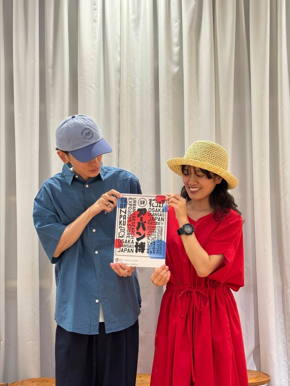 ブルー系のシャツ/ブラウス、ブルー系のサンダル、ホワイト系のタンクトップを着用したメンズの夏コーディネートの7枚目の写真