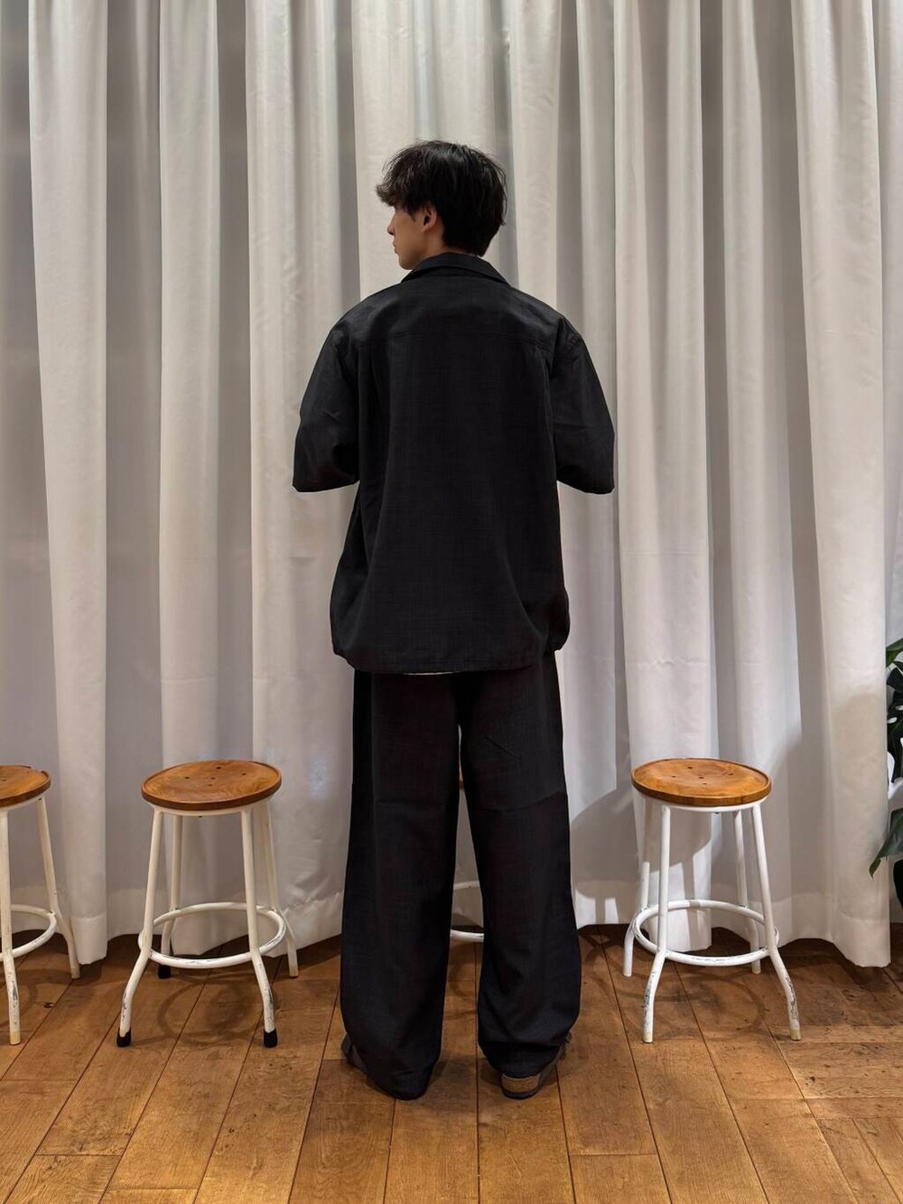 ホワイト系のTシャツ/カットソー、グレー系のサンダル、グレー系のその他パンツを着用したメンズの夏コーディネートの4枚目の写真