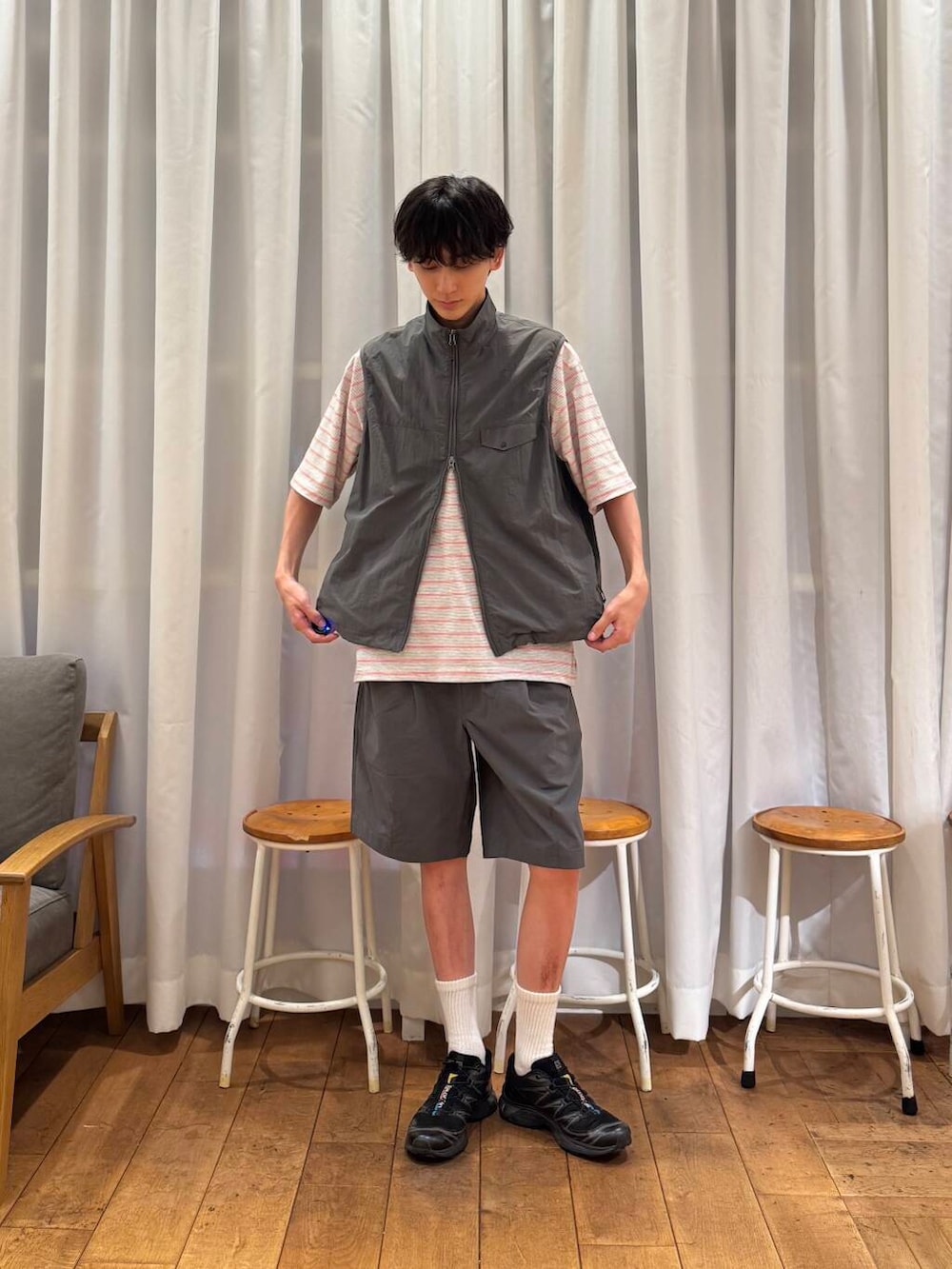 グレー系のベスト、グレー系のその他パンツ、ブラック系のスニーカーを着用したメンズの春コーディネートの4枚目の写真