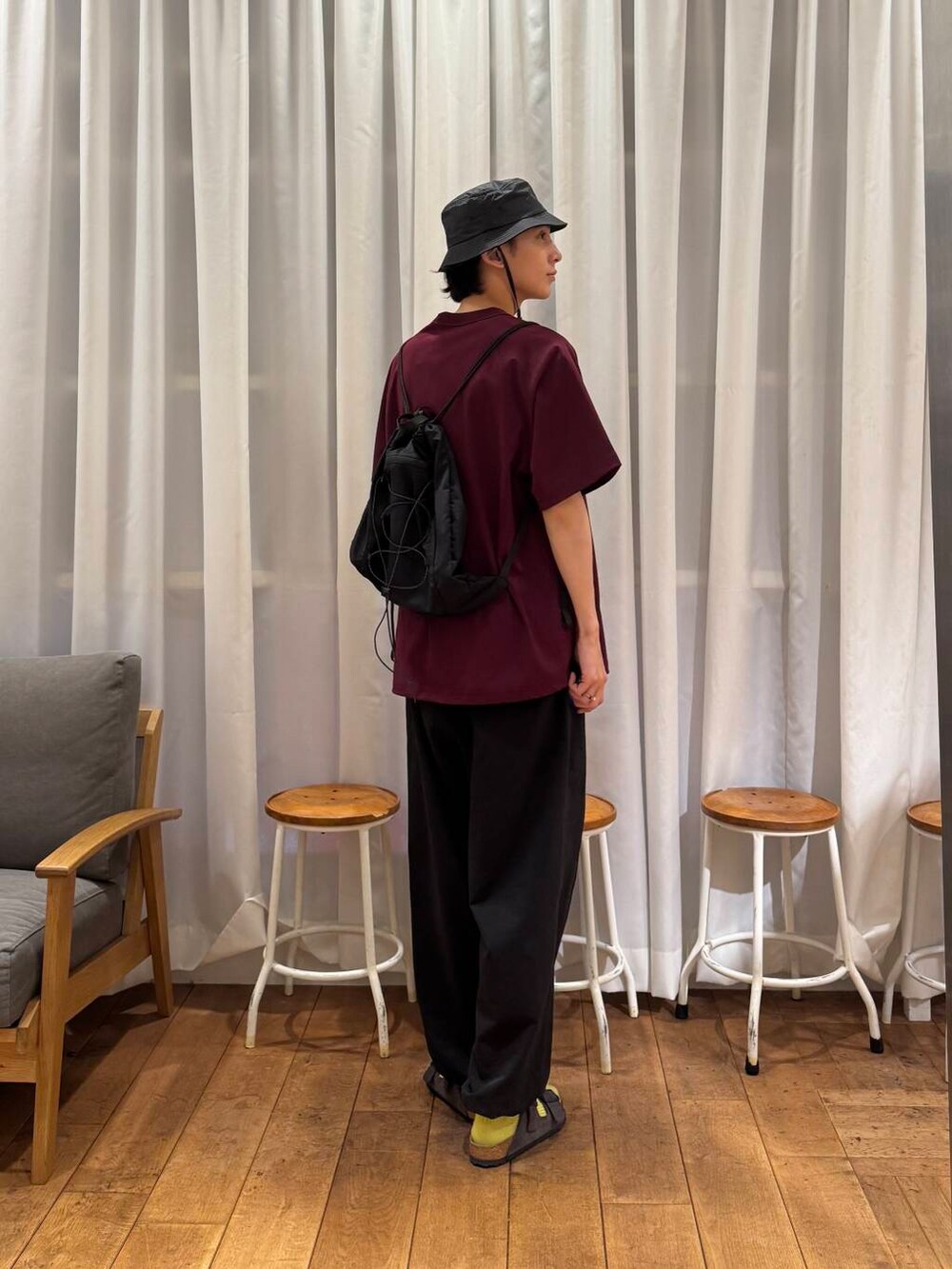 ブラック系のその他パンツ、ブラック系のバックパック/リュック、グレー系のサンダルを着用したメンズの夏コーディネートの6枚目の写真