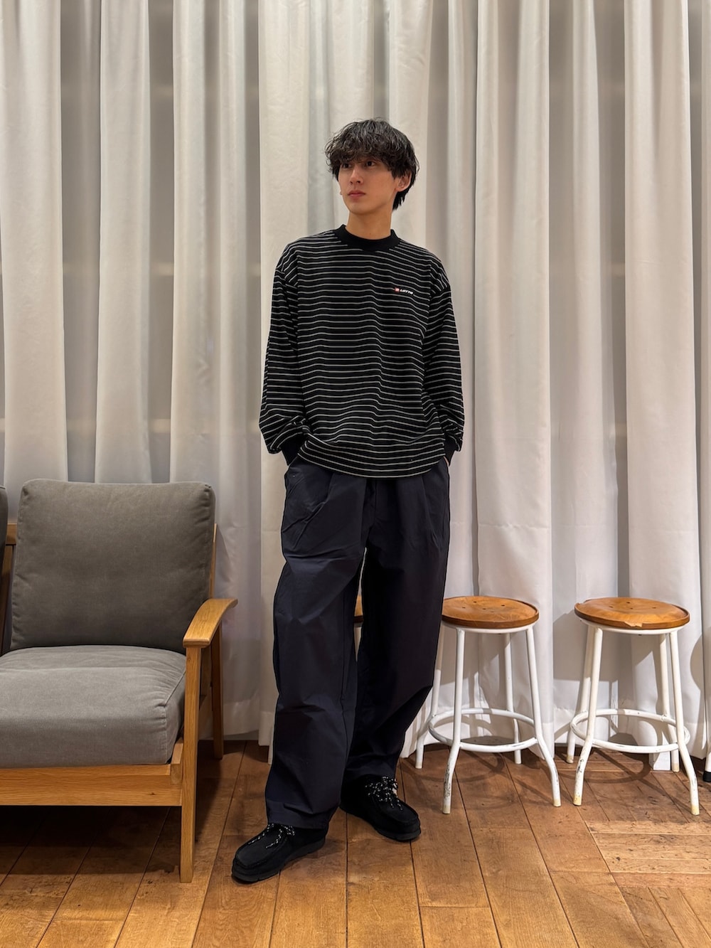 ブラック系のTシャツ/カットソー、ブルー系のその他パンツ、ブラック系のブーツを着用したメンズの冬コーディネートの5枚目の写真