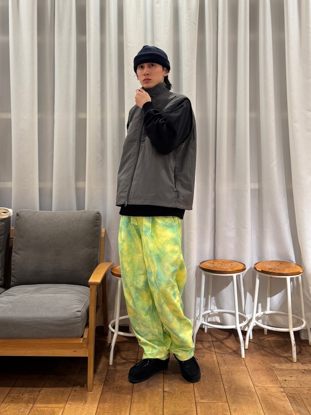 グレー系のナイロンジャケット、ブラック系のスウェット、グリーン系のその他パンツを着用したメンズの冬コーディネートの5枚目の写真