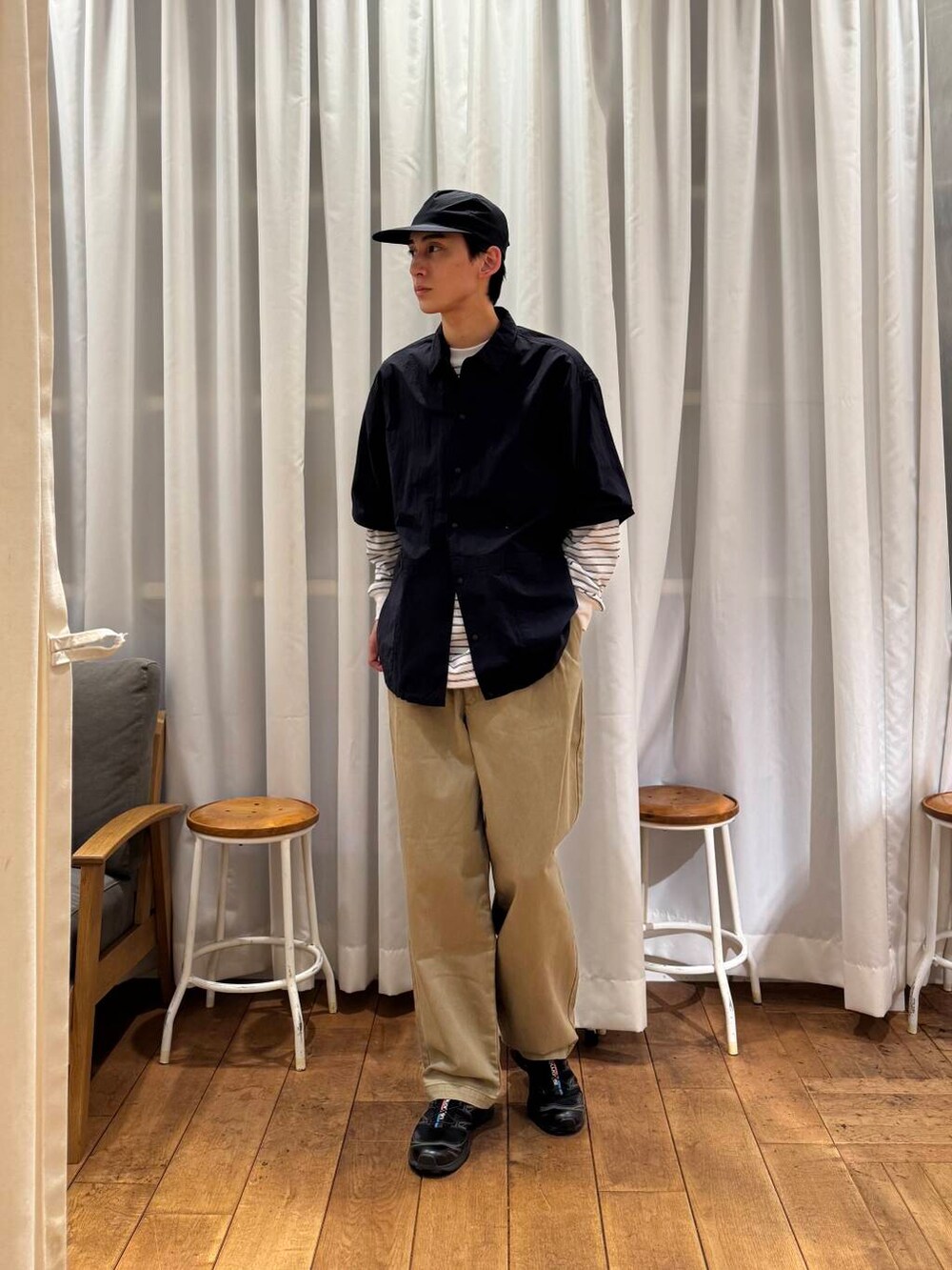 ベージュ系のその他パンツ、ホワイト系のTシャツ/カットソー、ブラック系のスニーカーを着用したメンズの春コーディネートの4枚目の写真