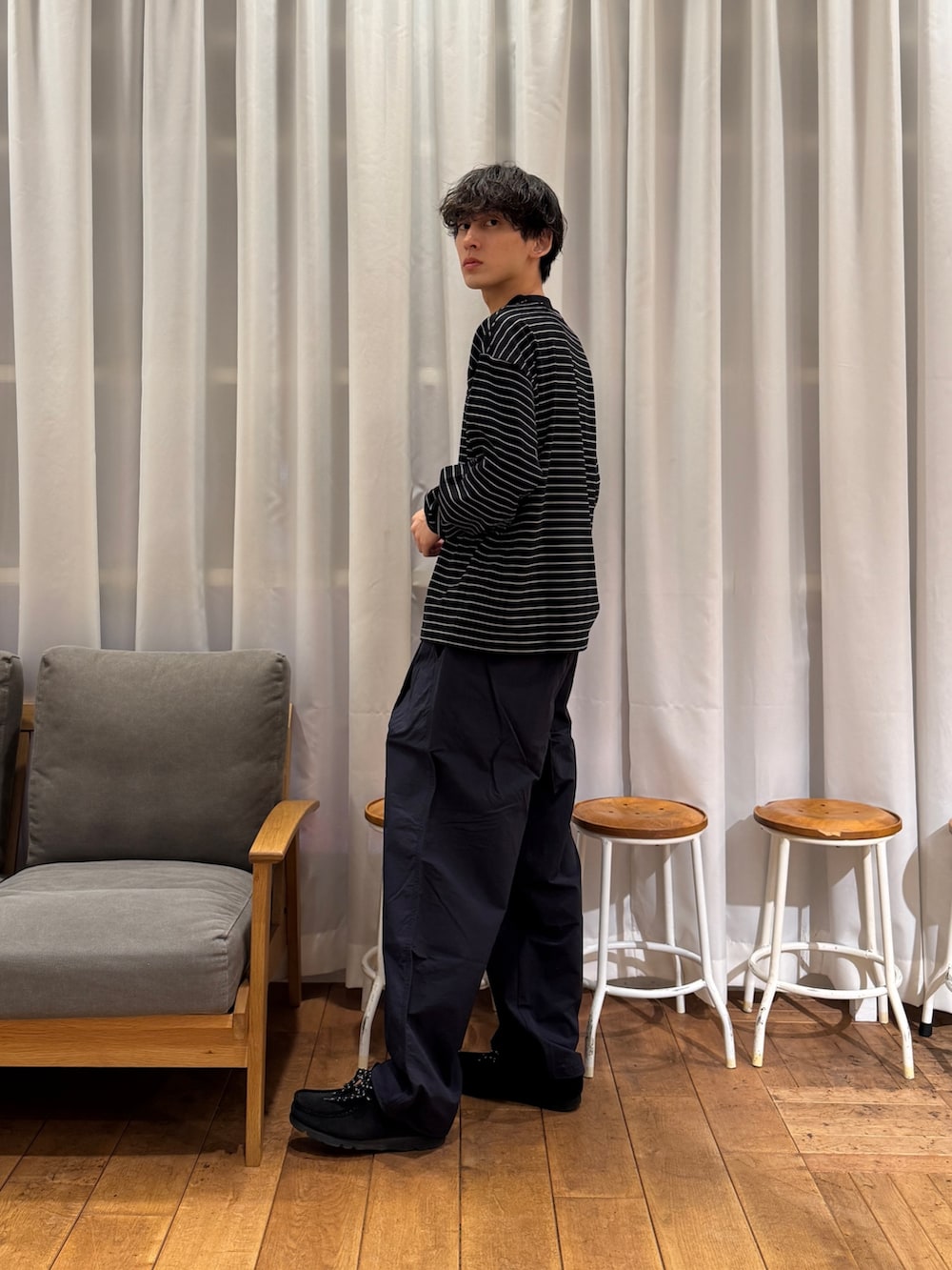 ブラック系のTシャツ/カットソー、ブルー系のその他パンツ、ブラック系のブーツを着用したメンズの冬コーディネートの3枚目の写真