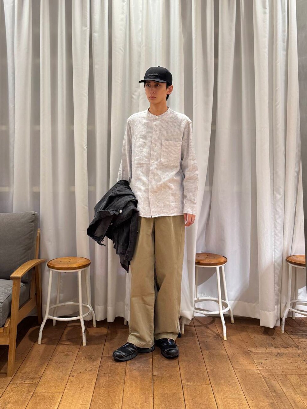 「カジュアル、urbanresearchdoors、Patagonia、スニーカーコーデ、アーバンリサーチドアーズ、フォークアンドスプーン、春アウター、newarrival、doors、salomon、暮らしを楽しむ、私の推しデニムスタイル、シャツが主役の春コーデ」｜「FORK&SPOONのFORK&SPOON　フレンチドリルピグメントチノパンツ（その他パンツ、ベージュ系）」を使った、Imuさん（メンズ・177cm）の春コーディネートの3枚目の写真