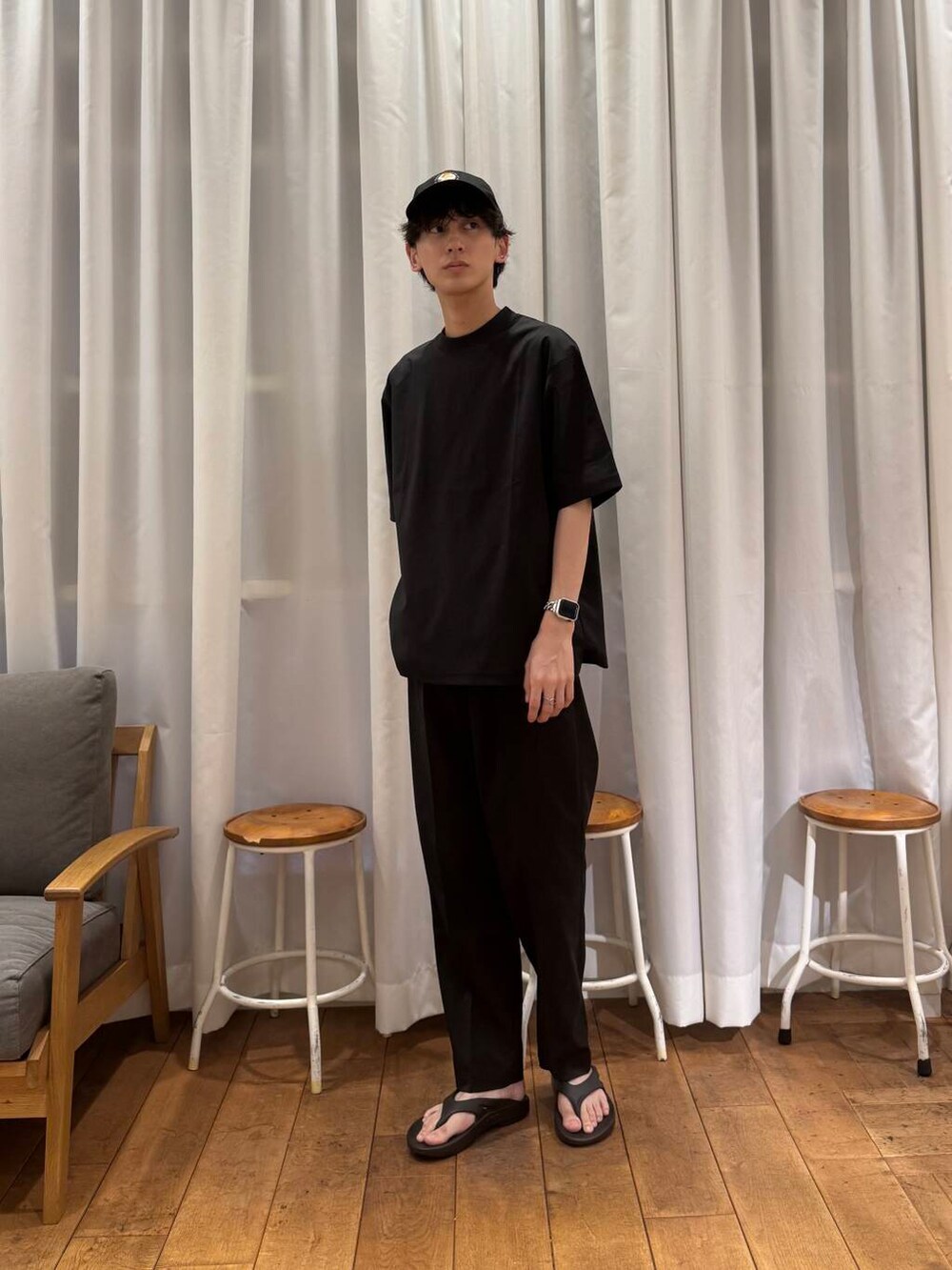 ブラック系のサンダル、ブラック系のTシャツ/カットソー、ブラック系のその他パンツを着用したメンズの夏コーディネートの3枚目の写真