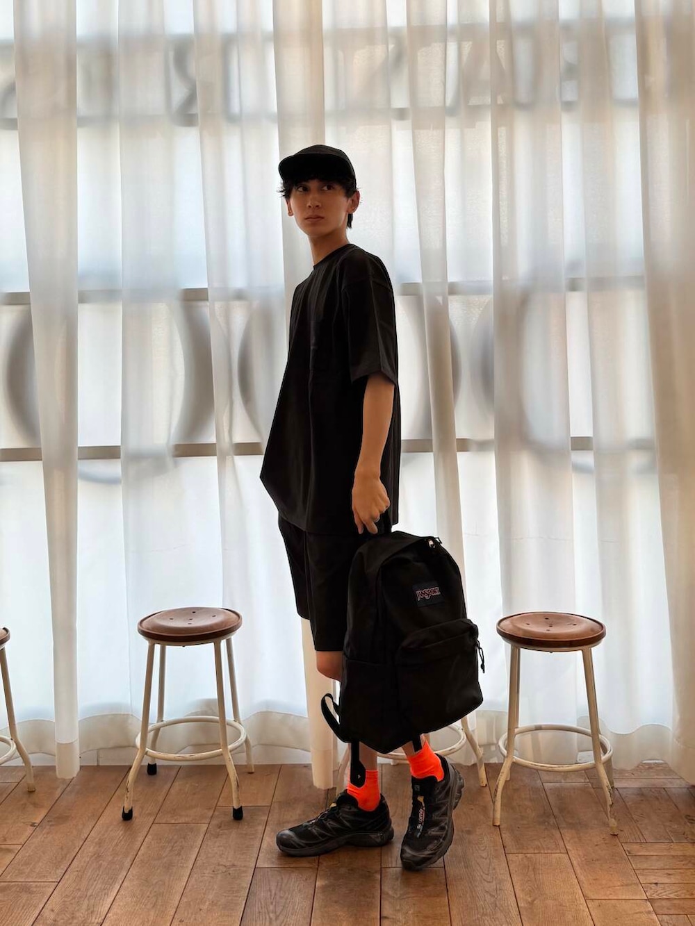 ブラック系のその他パンツ、ブラック系のTシャツ/カットソーを着用したメンズの夏コーディネートの6枚目の写真