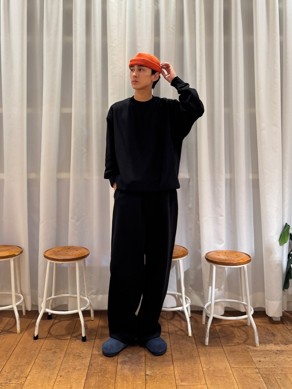 ブルー系のサンダル、ブラック系のその他パンツ、グリーン系のバックパック/リュックを着用したメンズの秋コーディネートの7枚目の写真