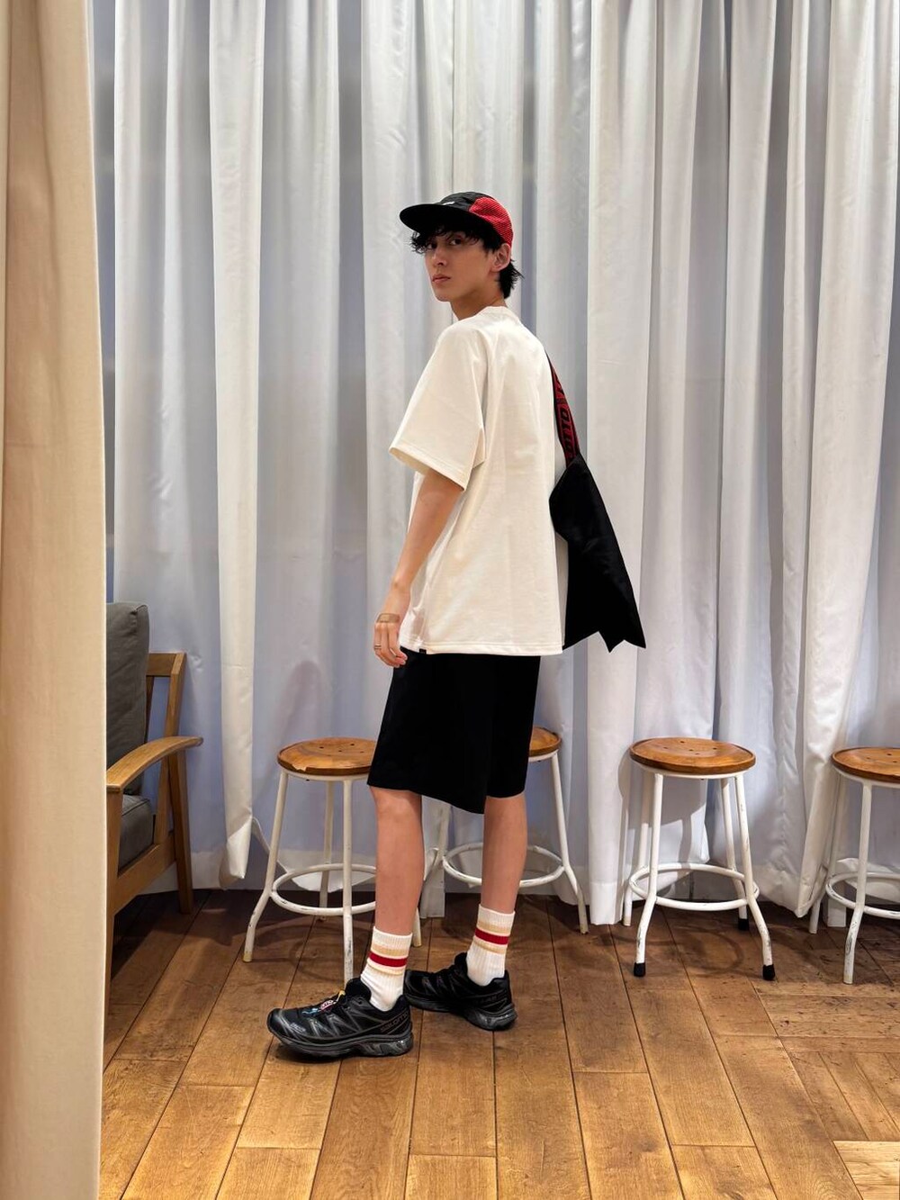 ホワイト系のTシャツ/カットソー、ブラック系のスニーカー、ブラック系のトートバッグを着用したメンズの夏コーディネートの2枚目の写真