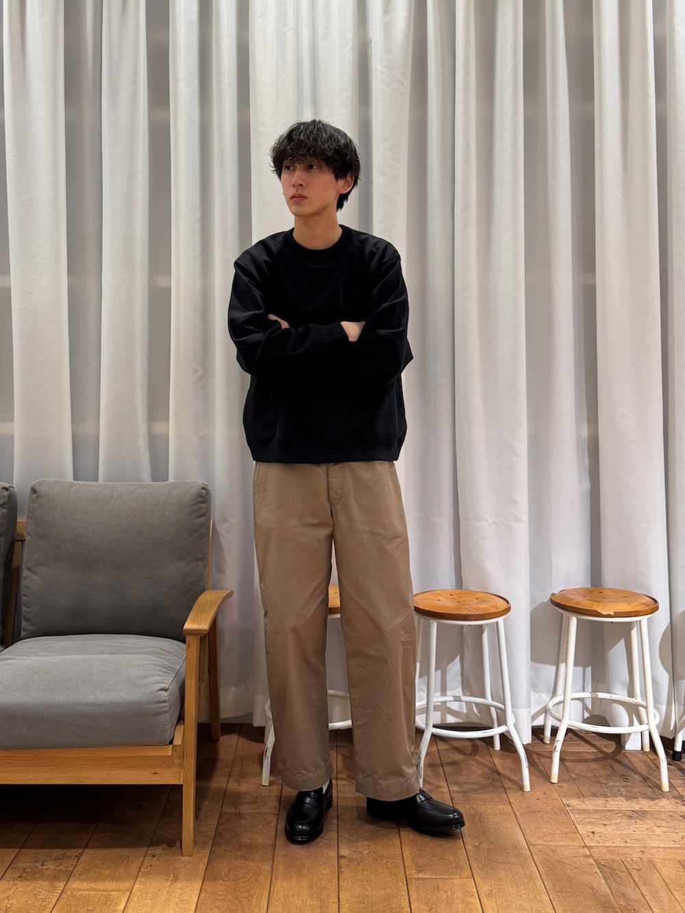 ブラック系のドレスシューズ、ブラック系のスウェットを着用したメンズの春コーディネートの2枚目の写真