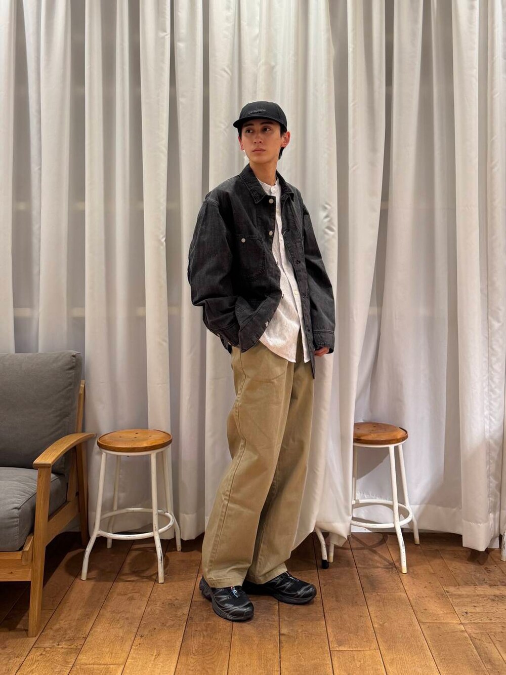「カジュアル、urbanresearchdoors、Patagonia、スニーカーコーデ、アーバンリサーチドアーズ、フォークアンドスプーン、春アウター、newarrival、doors、salomon、暮らしを楽しむ、私の推しデニムスタイル、シャツが主役の春コーデ」｜「FORK&SPOONのFORK&SPOON　フレンチドリルピグメントチノパンツ（その他パンツ、ベージュ系）」を使った、Imuさん（メンズ・177cm）の春コーディネートの4枚目の写真
