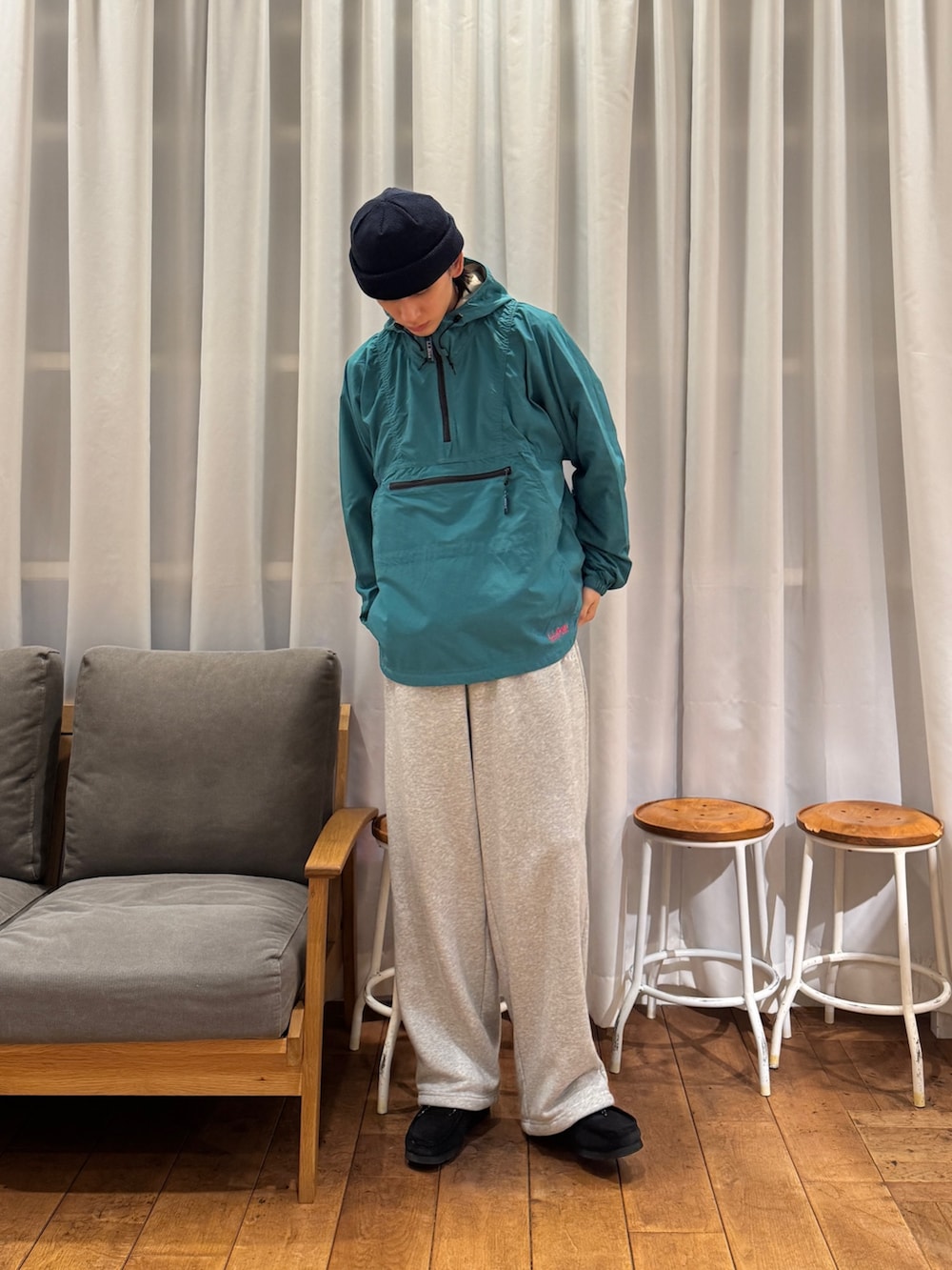 グリーン系のその他トップス、ブラック系のTシャツ/カットソー、グレー系のその他パンツを着用したメンズの冬コーディネートの2枚目の写真