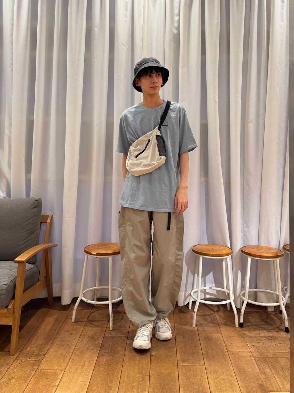 「カジュアル、urbanresearchdoors、Patagonia、ハット、アーバンリサーチドアーズ、休日コーデ、newarrival、doors、撥水、newbalance、防水、メンズスニーカー、暮らしを楽しむ、barap」｜「BURLAP OUTFITTERの『別注』BURLAP OUTFITTER×DOORS　Supplex Nylon Pants（その他パンツ、ベージュ系）」を使った、Imuさん（メンズ・177cm）の春コーディネートの3枚目の写真