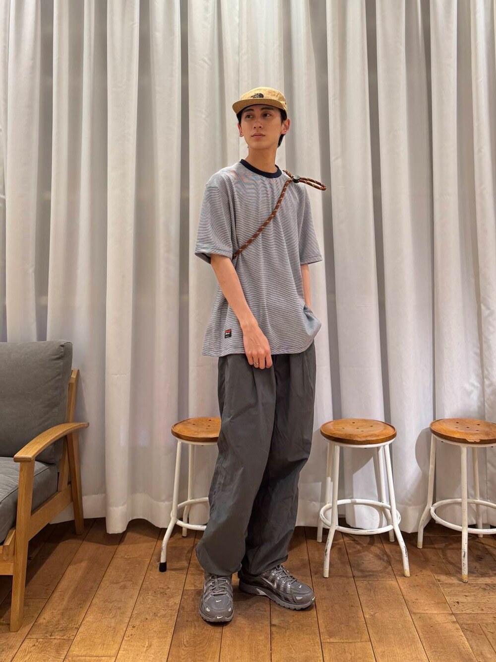 「カジュアル、urbanresearchdoors、Patagonia、NANGA、NIKE、アーバンリサーチドアーズ、newarrival、doors、EKAL、tinygardenfestival、最旬スニーカーコーデ、初夏のお出掛けコーデ、tgf、暮らしを楽しむ」｜「EKALの『UR TECH』『撥水/UVカット』ナイロンタッサートラウザー（その他パンツ、グレー系）」を使った、Imuさん（メンズ・177cm）の春コーディネートの2枚目の写真