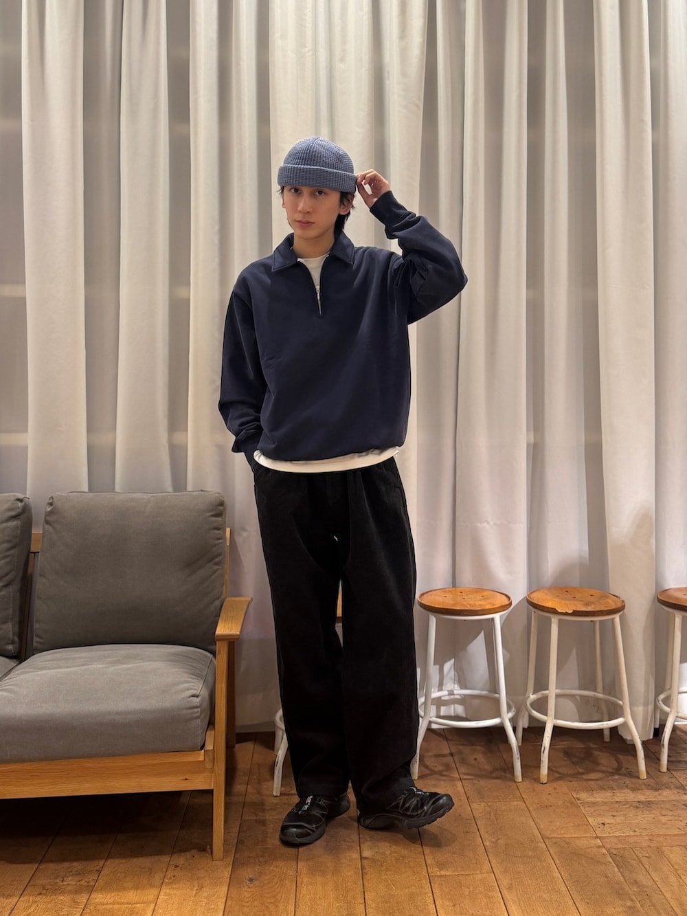 ブルー系のスウェット、ホワイト系のTシャツ/カットソー、ブラック系のスニーカーを着用したメンズの冬コーディネートの5枚目の写真