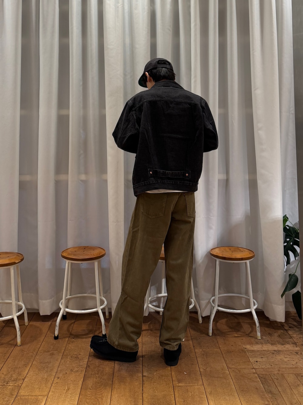 ブラック系のデニムジャケット、ブラック系のブーツ、ホワイト系のTシャツ/カットソーを着用したメンズの夏コーディネートの8枚目の写真