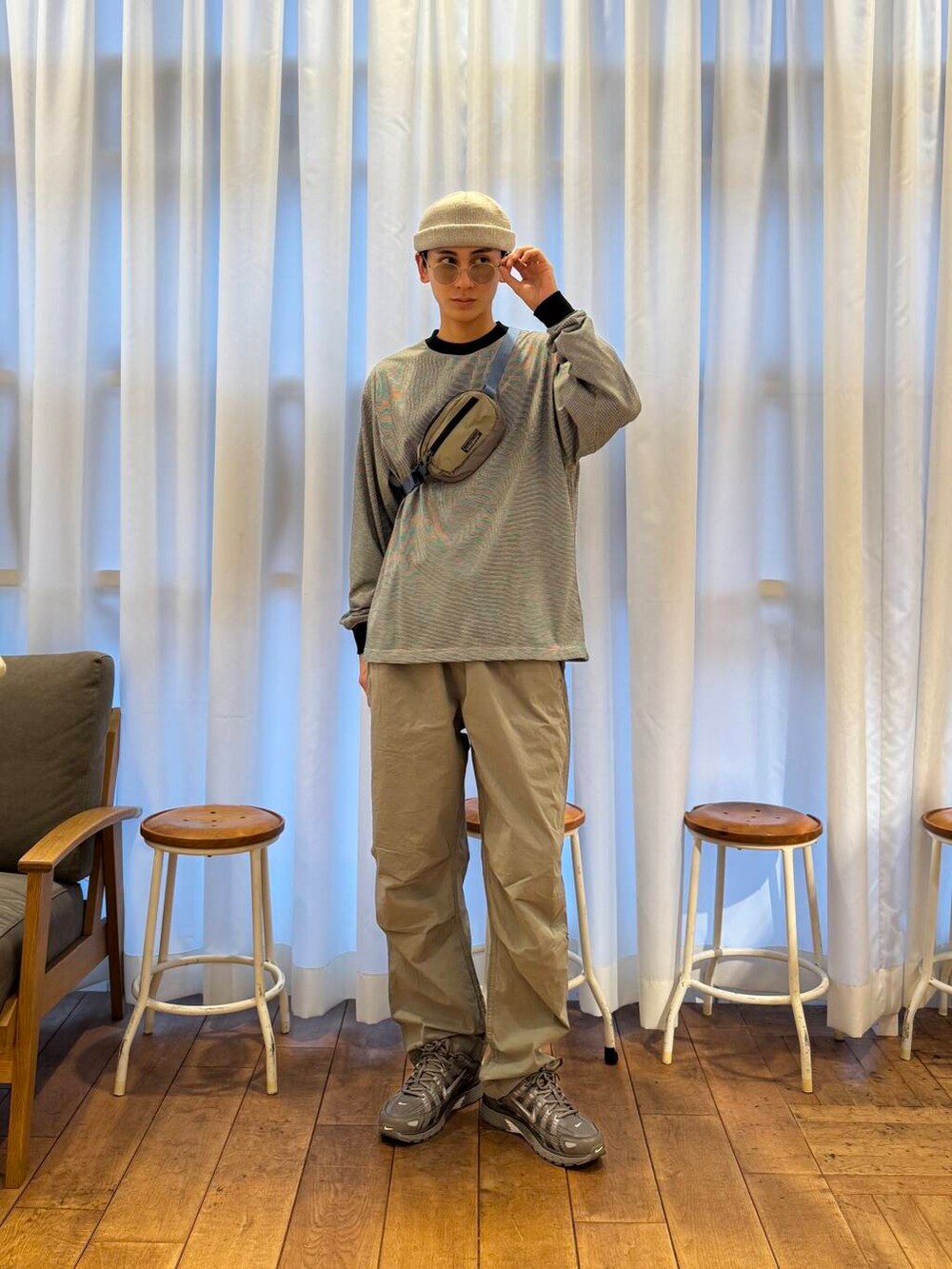 ベージュ系のその他パンツ、ブラック系のTシャツ/カットソー、グレー系のニットキャップ/ビーニーを着用したメンズの春コーディネートの3枚目の写真