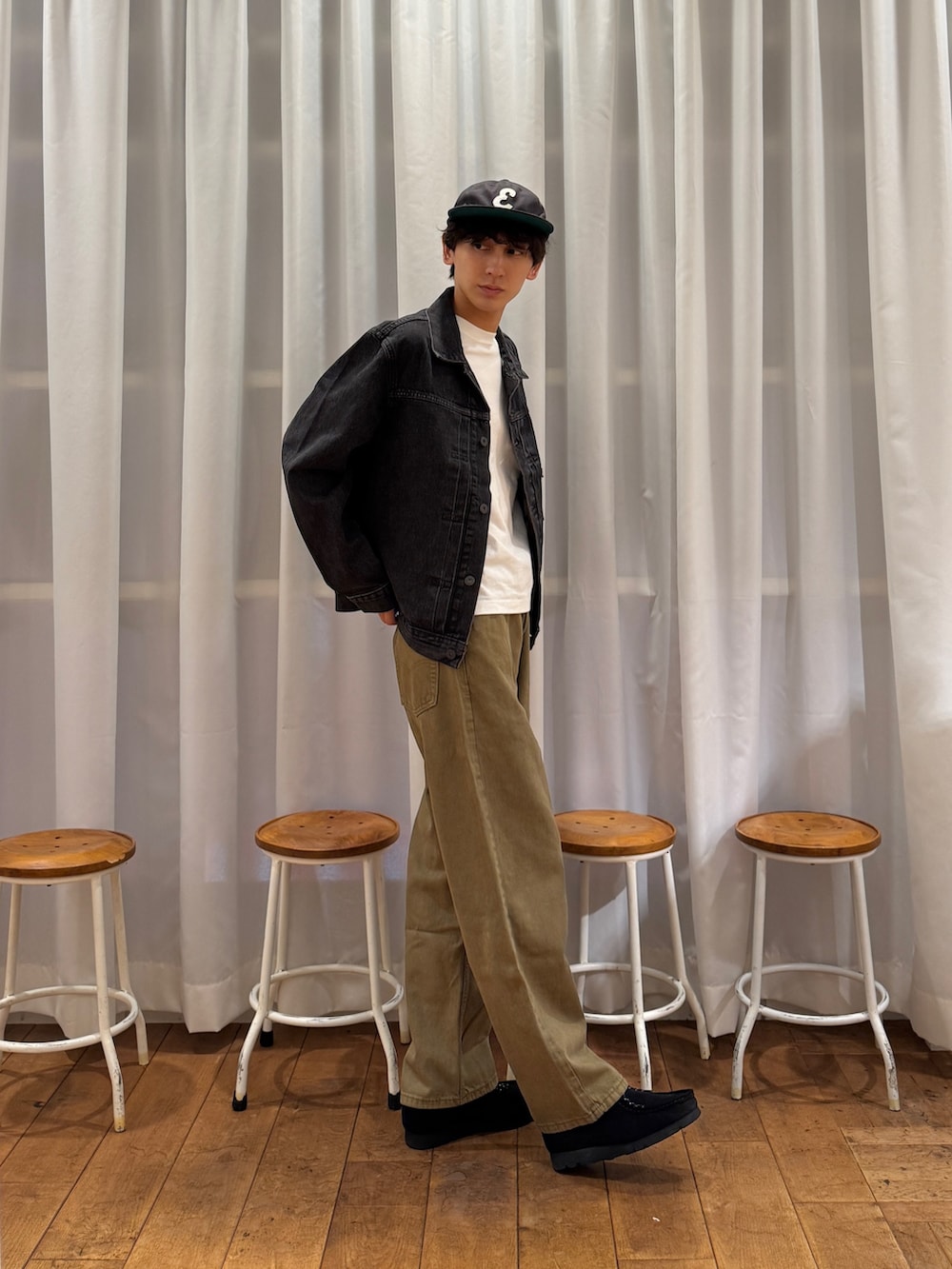 ブラック系のデニムジャケット、ブラック系のブーツ、ホワイト系のTシャツ/カットソーを着用したメンズの夏コーディネートの4枚目の写真