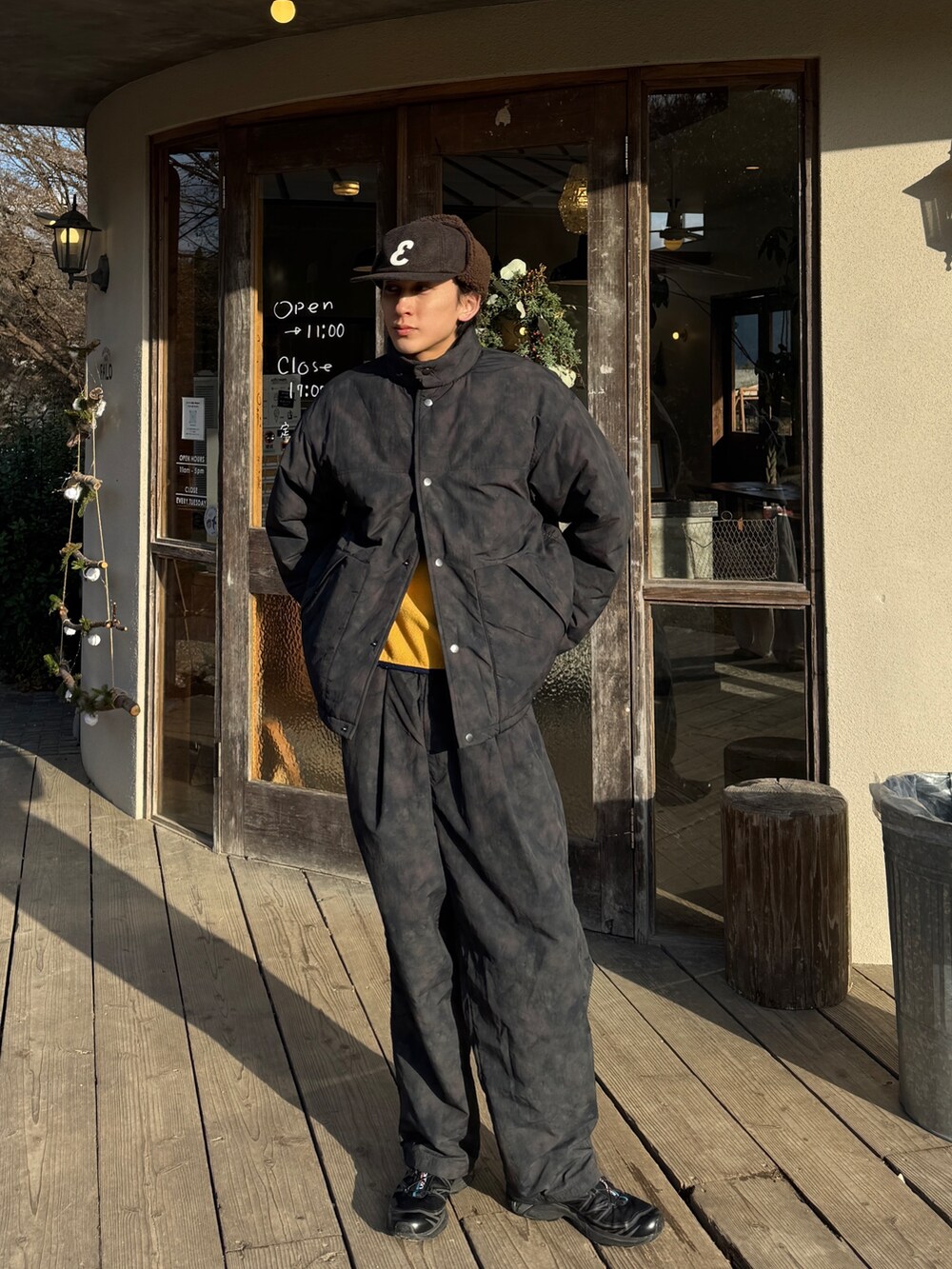 ブラック系のダウンジャケット/コート、ブラック系のその他パンツ、ブラック系のスニーカーを着用したメンズの冬コーディネートの3枚目の写真