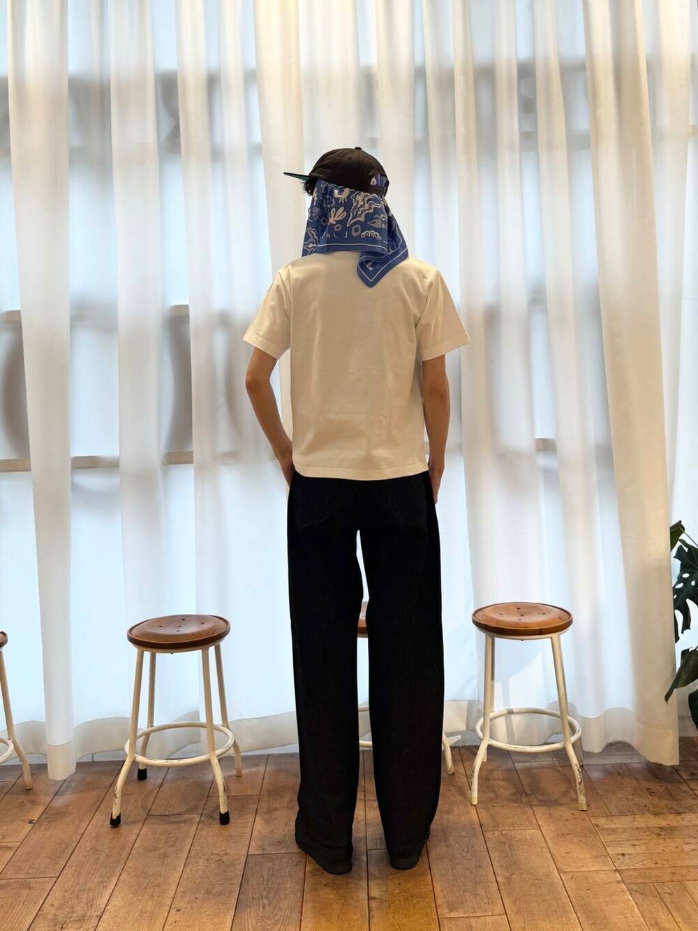 ブラック系のブーツ、ホワイト系のTシャツ/カットソー、ブラック系のデニムパンツを着用したメンズの夏コーディネートの4枚目の写真