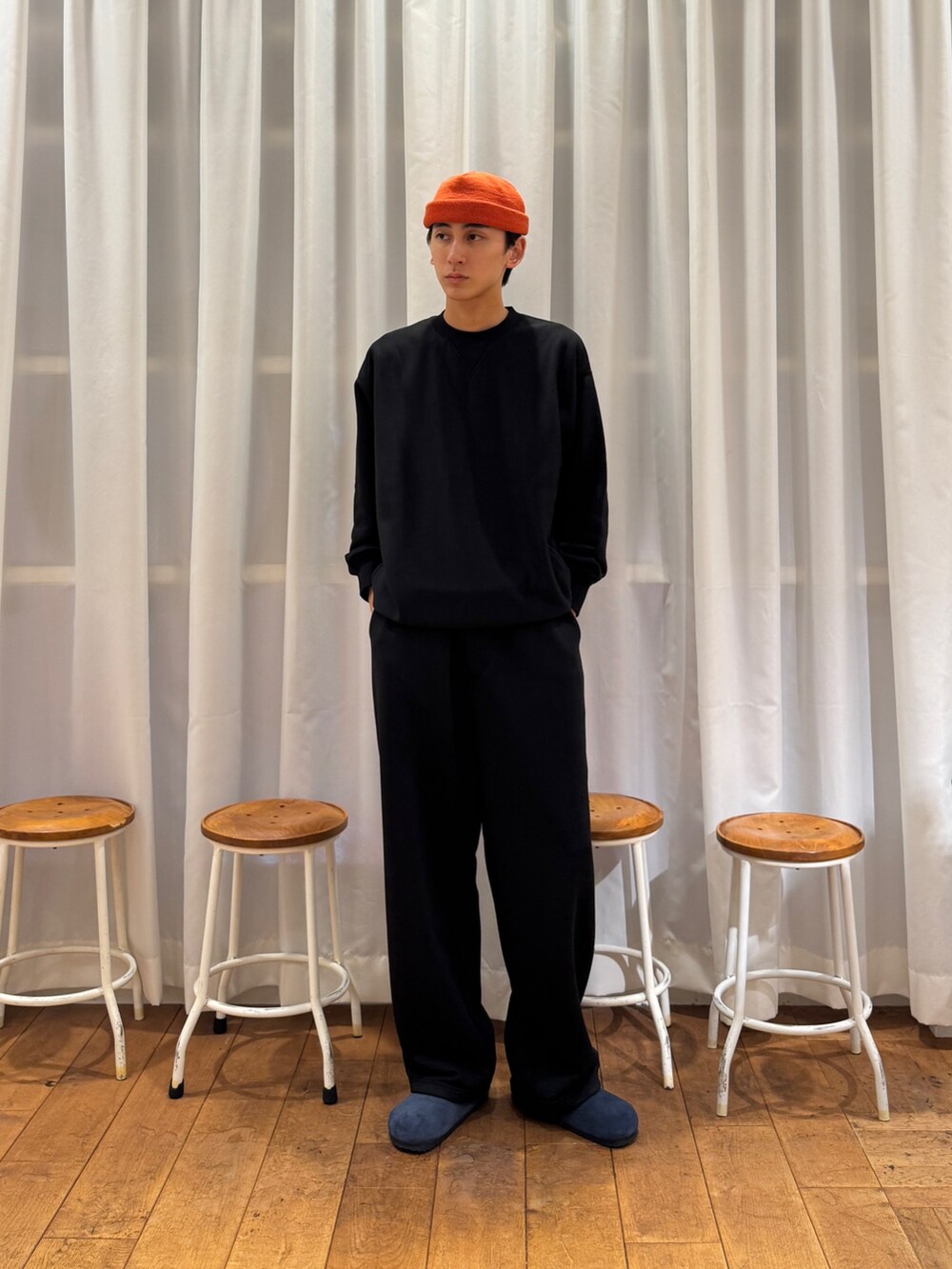 ブルー系のサンダル、ブラック系のその他パンツ、グリーン系のバックパック/リュックを着用したメンズの秋コーディネートの5枚目の写真