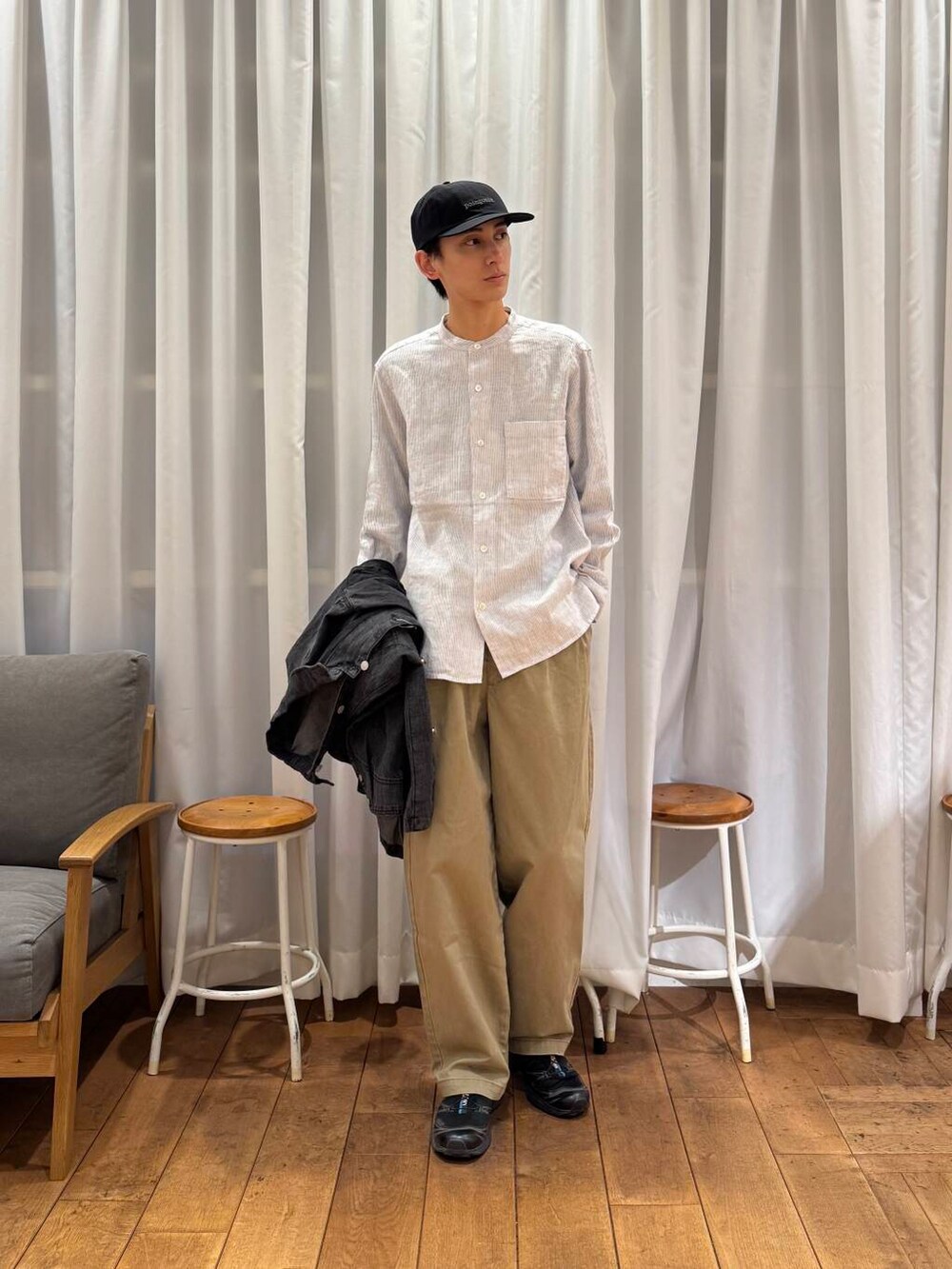 「カジュアル、urbanresearchdoors、Patagonia、スニーカーコーデ、アーバンリサーチドアーズ、フォークアンドスプーン、春アウター、newarrival、doors、salomon、暮らしを楽しむ、私の推しデニムスタイル、シャツが主役の春コーデ」｜「FORK&SPOONのFORK&SPOON　フレンチドリルピグメントチノパンツ（その他パンツ、ベージュ系）」を使った、Imuさん（メンズ・177cm）の春コーディネートの5枚目の写真