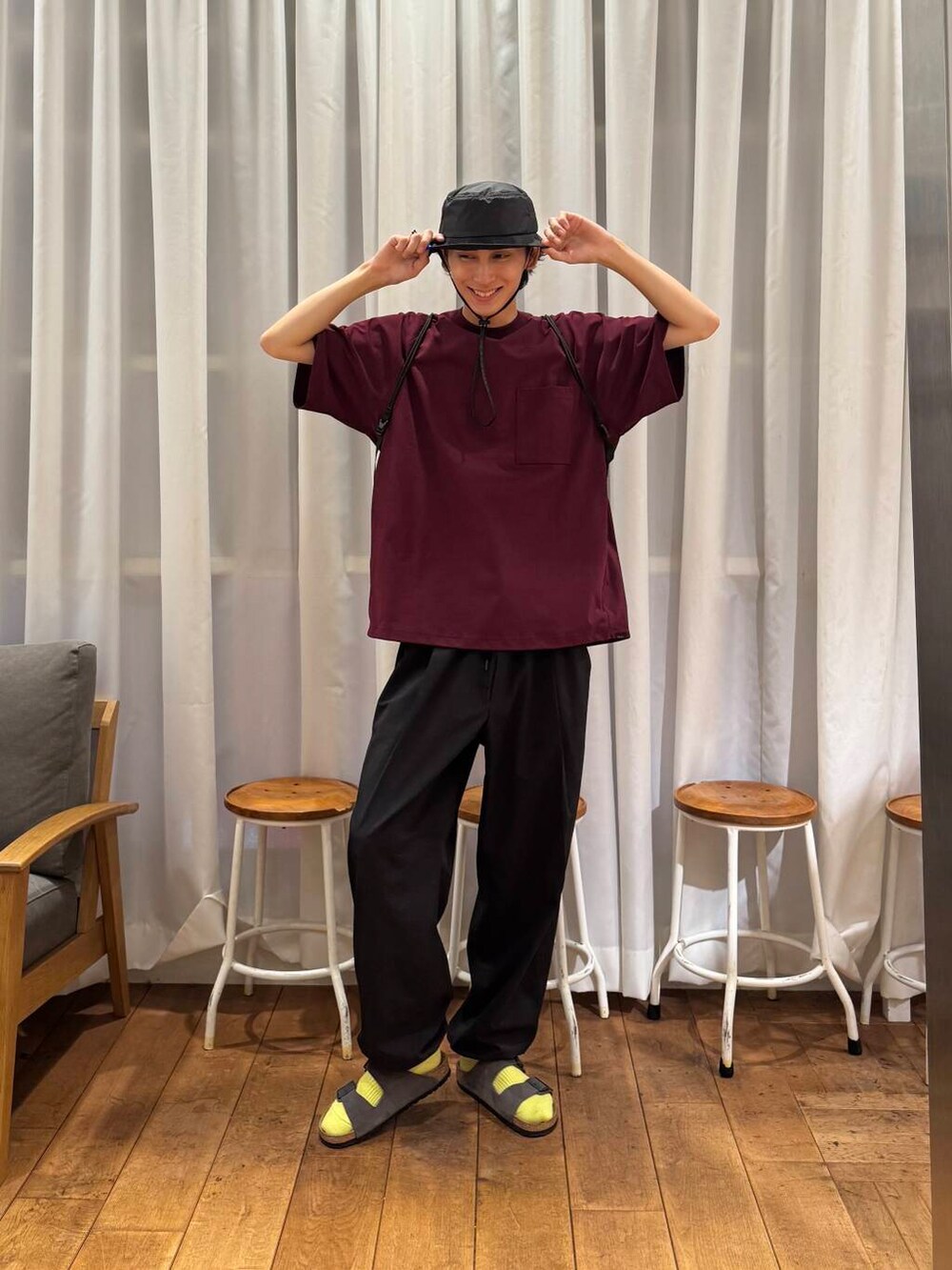 ブラック系のその他パンツ、ブラック系のバックパック/リュック、グレー系のサンダルを着用したメンズの夏コーディネートの3枚目の写真