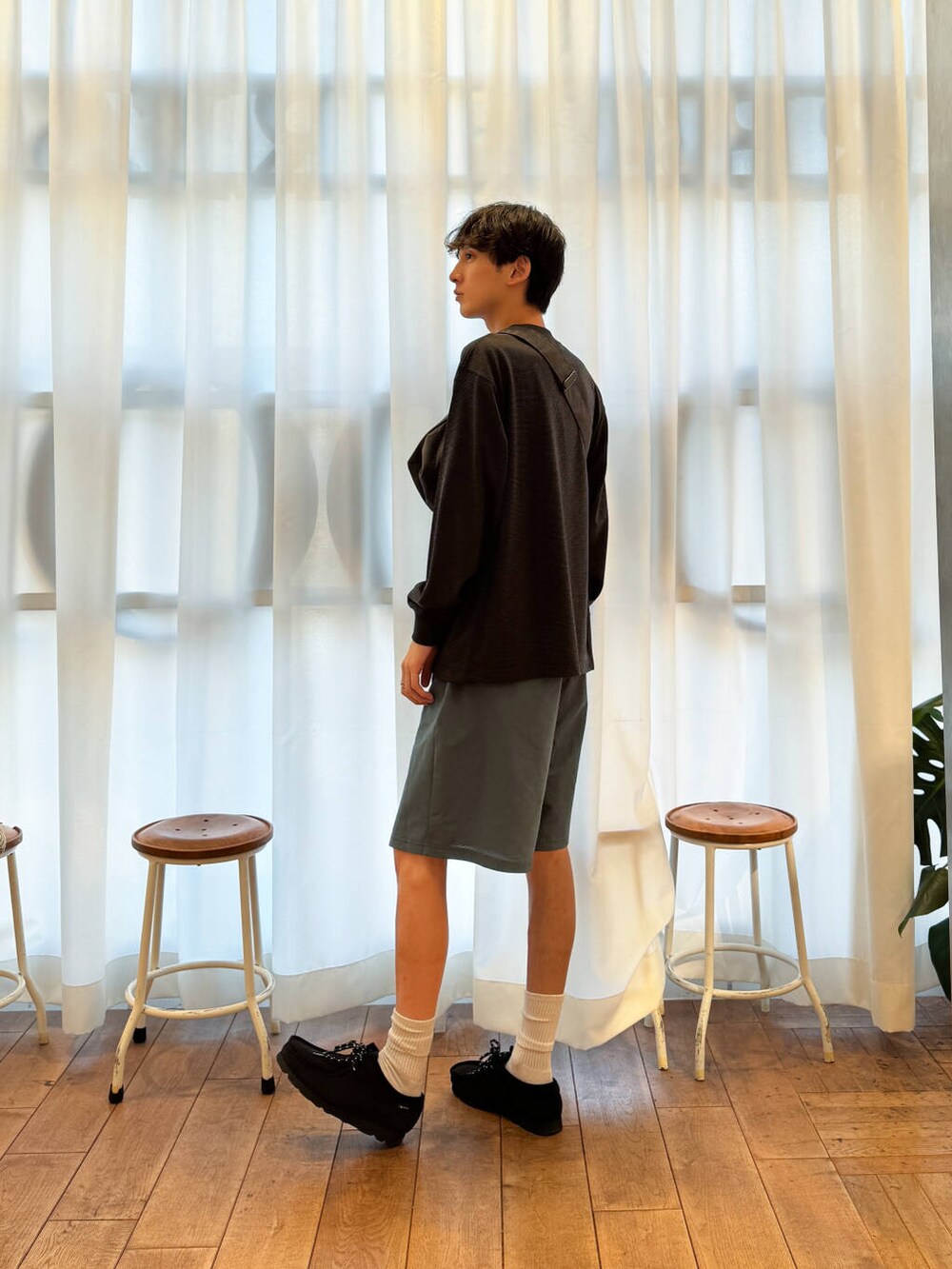 ブラック系のブーツ、ブルー系のその他パンツを着用したメンズの夏コーディネートの3枚目の写真