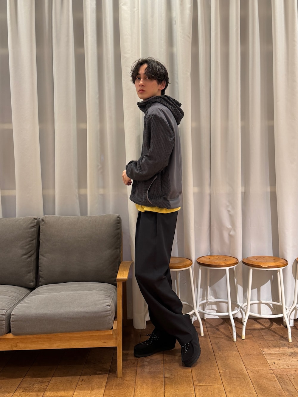 グレー系のパーカー、イエロー系のTシャツ/カットソー、ブルー系のその他パンツを着用したメンズの春コーディネートの3枚目の写真