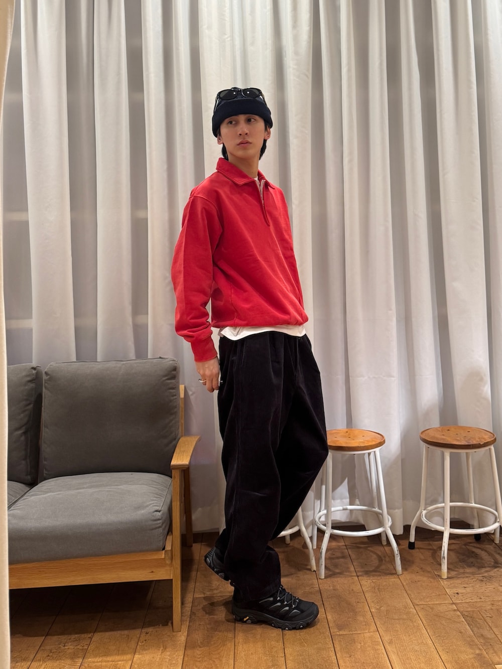 レッド系のスウェット、ホワイト系のTシャツ/カットソー、グレー系のその他パンツを着用したメンズの秋コーディネートの3枚目の写真