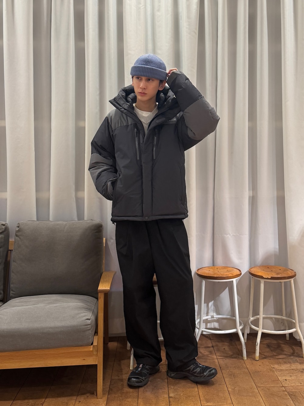 ベージュ系のニット/セーター、ホワイト系のTシャツ/カットソー、ブラック系のスニーカーを着用したメンズの冬コーディネートの6枚目の写真