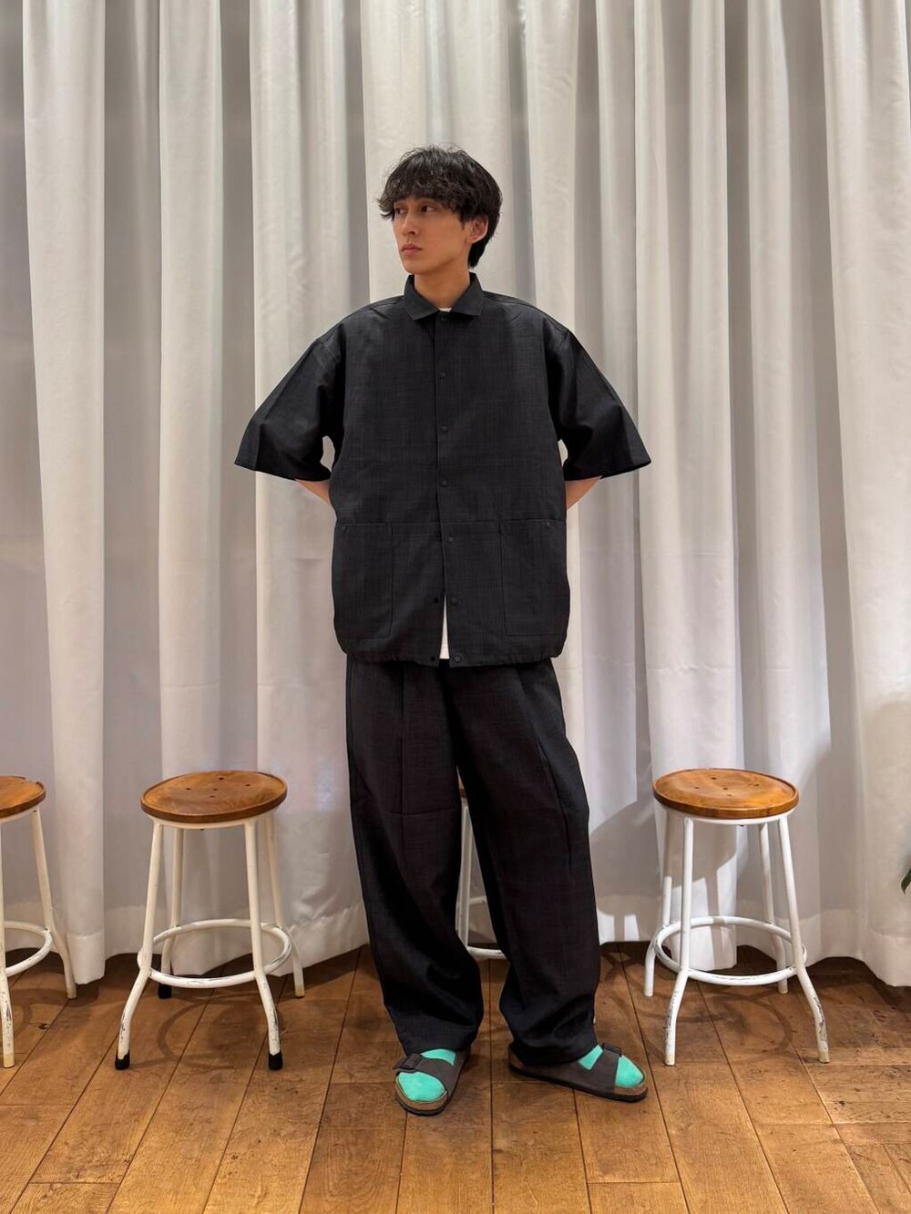 ホワイト系のTシャツ/カットソー、グレー系のサンダル、グレー系のその他パンツを着用したメンズの夏コーディネートの5枚目の写真