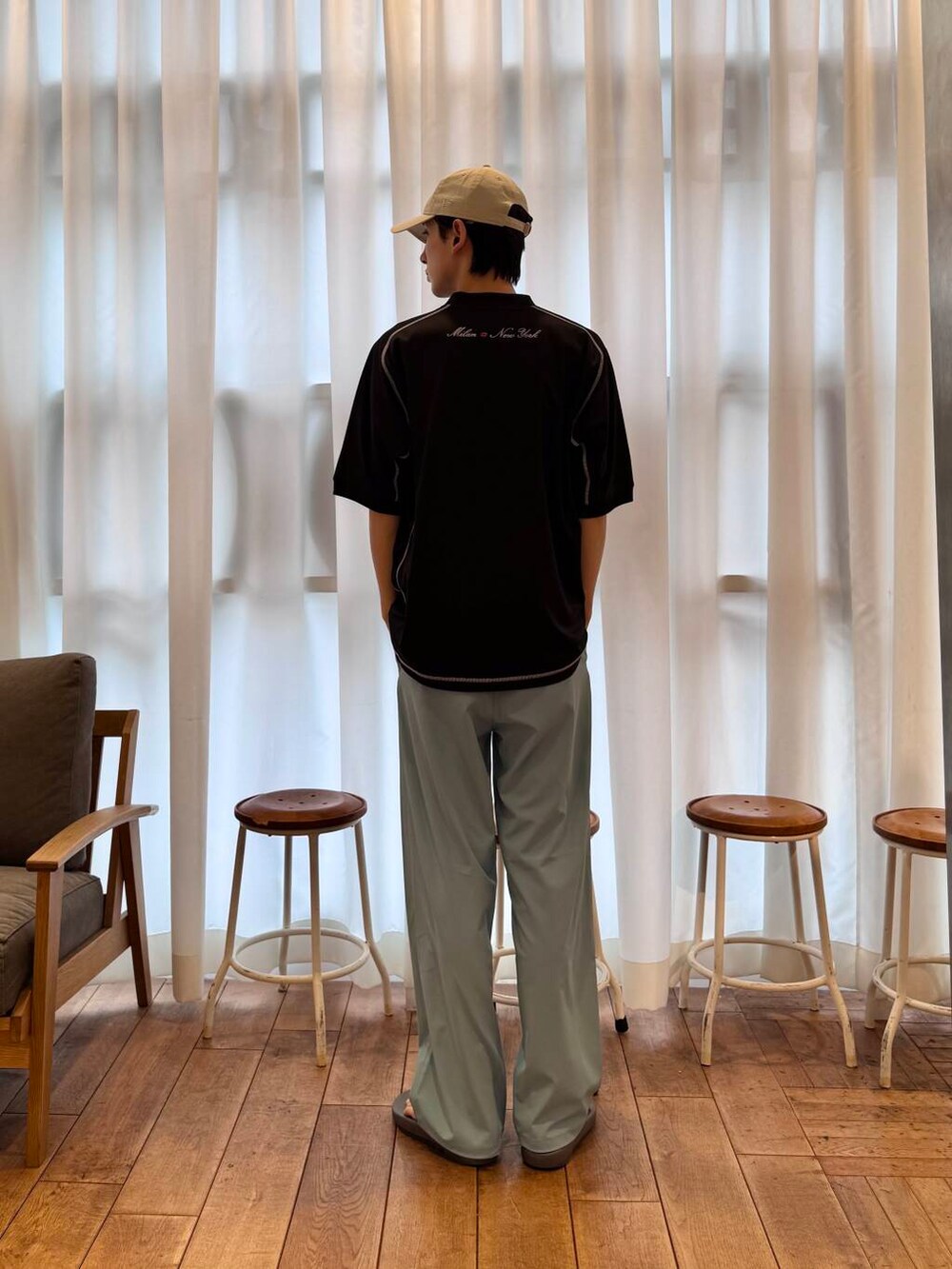 グレー系のサンダル、ブルー系のその他パンツ、ブラック系のTシャツ/カットソーを着用したメンズの春コーディネートの3枚目の写真