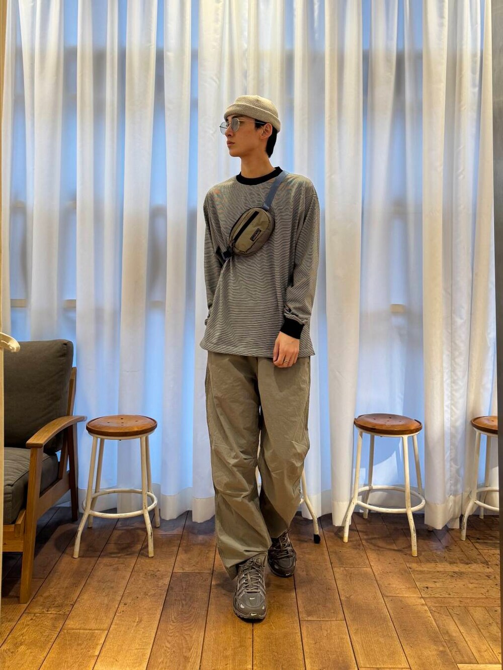 ベージュ系のその他パンツ、ブラック系のTシャツ/カットソー、グレー系のニットキャップ/ビーニーを着用したメンズの春コーディネートの2枚目の写真