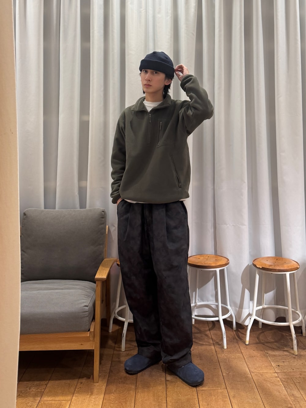 グリーン系のその他トップス、ホワイト系のTシャツ/カットソー、ブラック系のその他パンツを着用したメンズの冬コーディネートの2枚目の写真