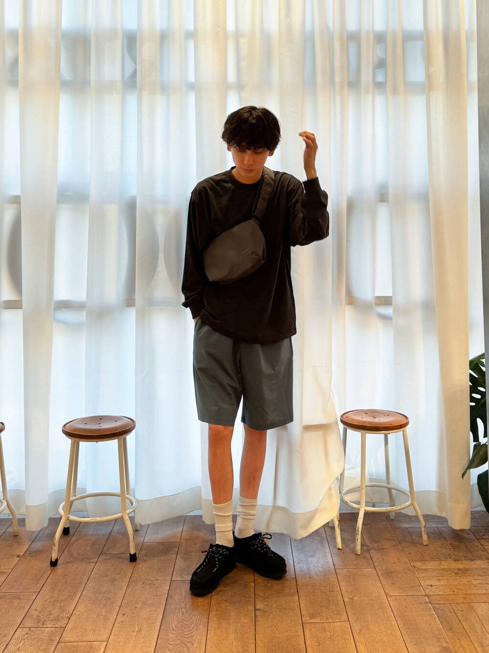 ブラック系のブーツ、ブルー系のその他パンツを着用したメンズの夏コーディネートの5枚目の写真