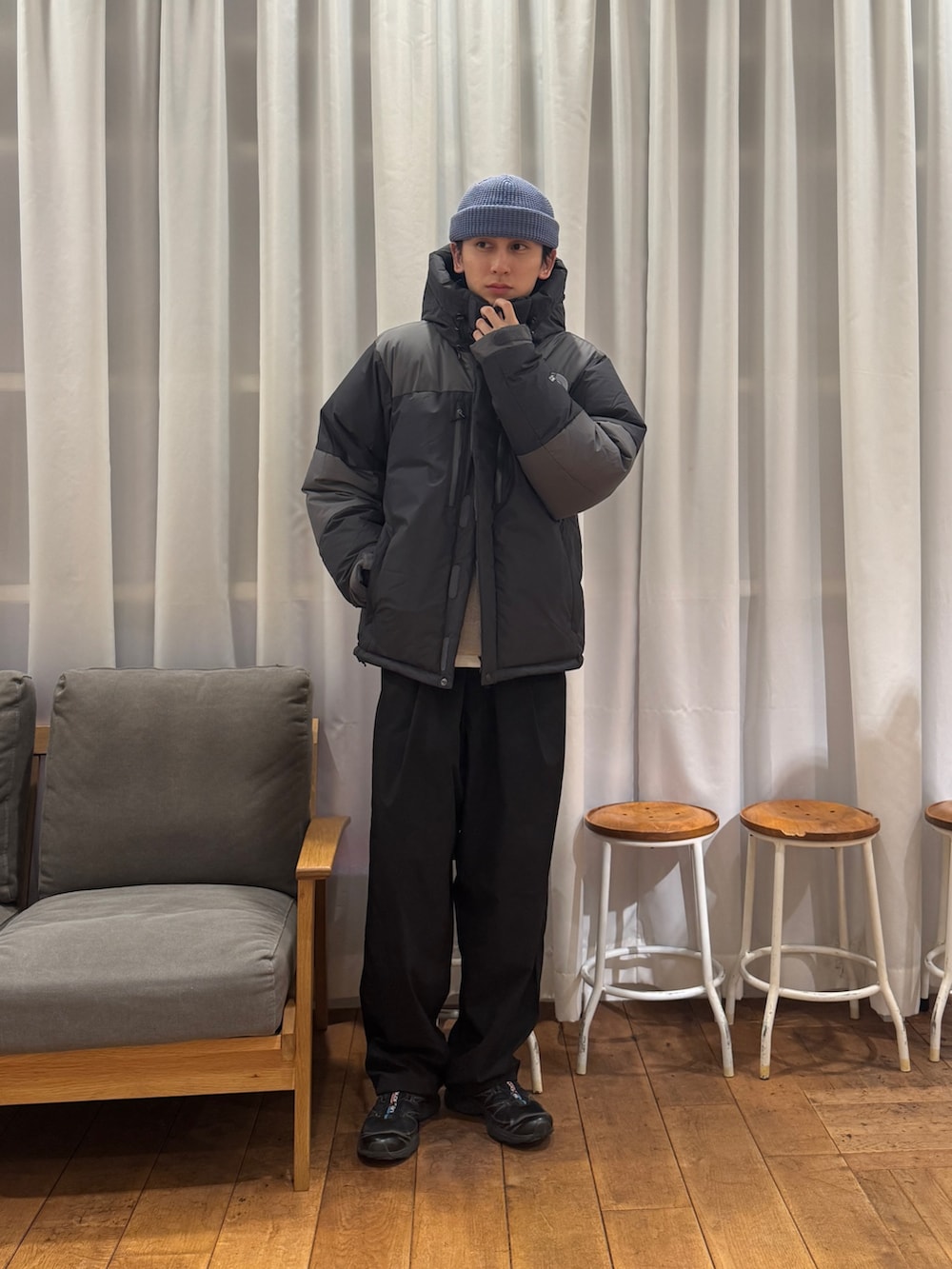 ベージュ系のニット/セーター、ホワイト系のTシャツ/カットソー、ブラック系のスニーカーを着用したメンズの冬コーディネートの2枚目の写真