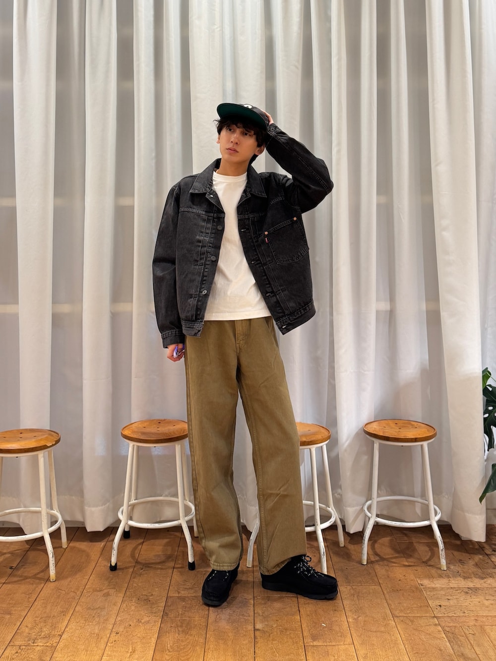 ブラック系のデニムジャケット、ブラック系のブーツ、ホワイト系のTシャツ/カットソーを着用したメンズの夏コーディネートの7枚目の写真