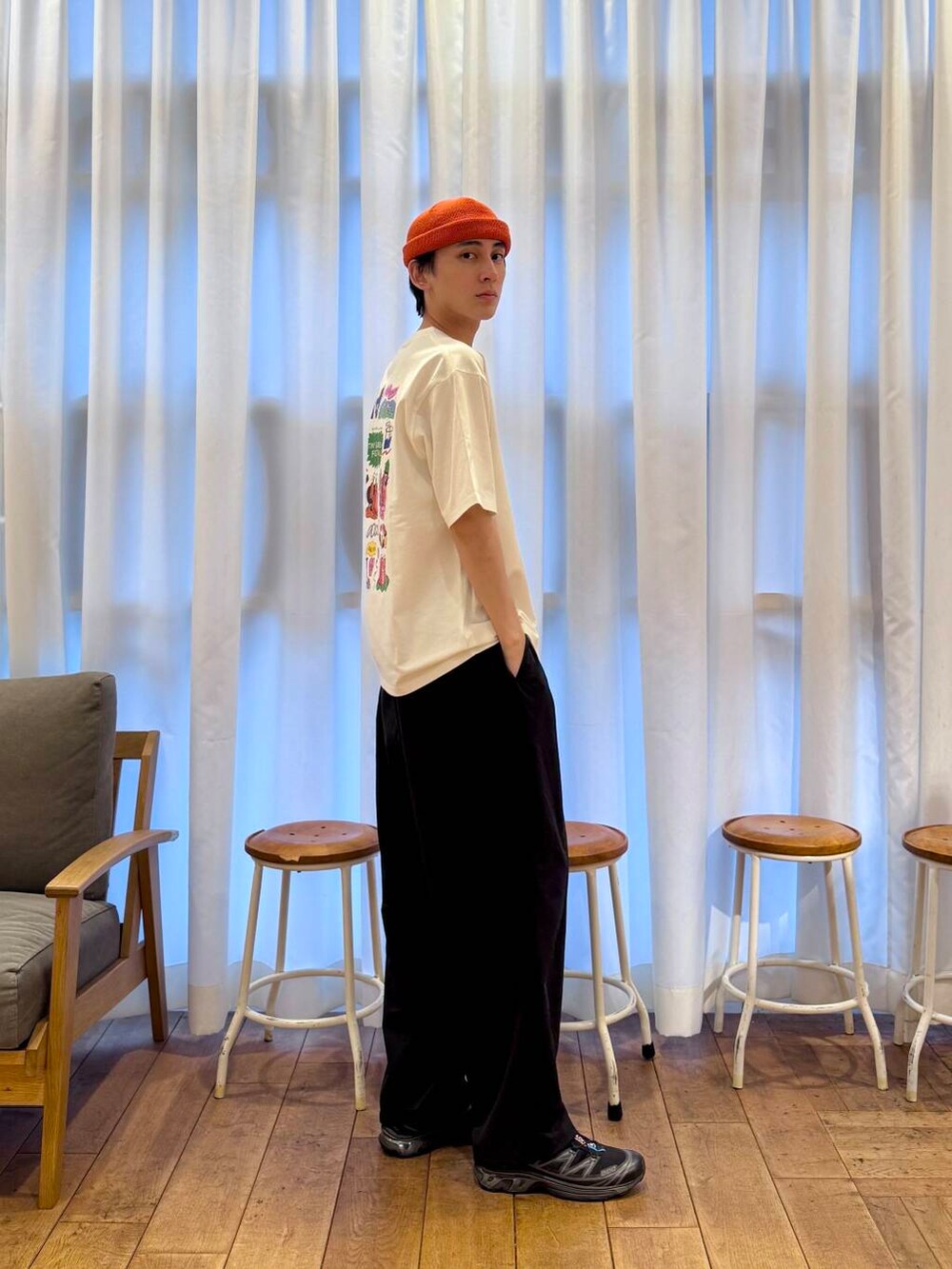 「urbanresearchdoors、ビーニー、アーバンリサーチドアーズ、newarrival、doors、EKAL、salomon、メンズスニーカー、tgf、暮らしを楽しむ」｜「URBAN RESEARCH DOORSのSSロールワッチ（ニットキャップ/ビーニー、オレンジ系）」を使った、Imuさん（メンズ・177cm）の春コーディネートの4枚目の写真