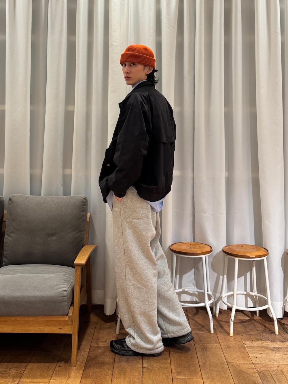 ブラック系のブルゾン、ブルー系のシャツ/ブラウス、グレー系のその他パンツを着用したメンズの冬コーディネートの4枚目の写真